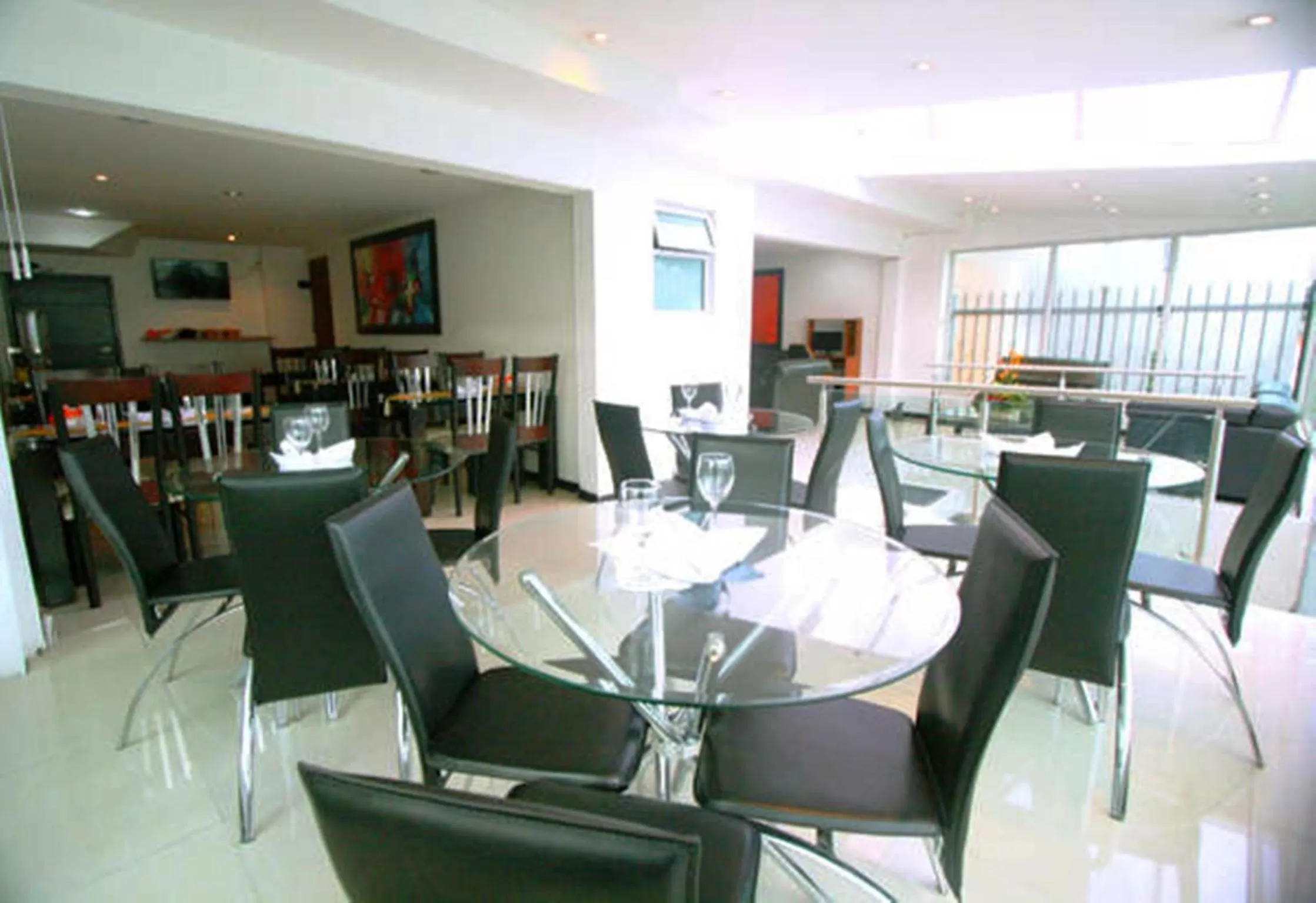 Restaurant/places to eat in Hotel Expo Inn Embajada