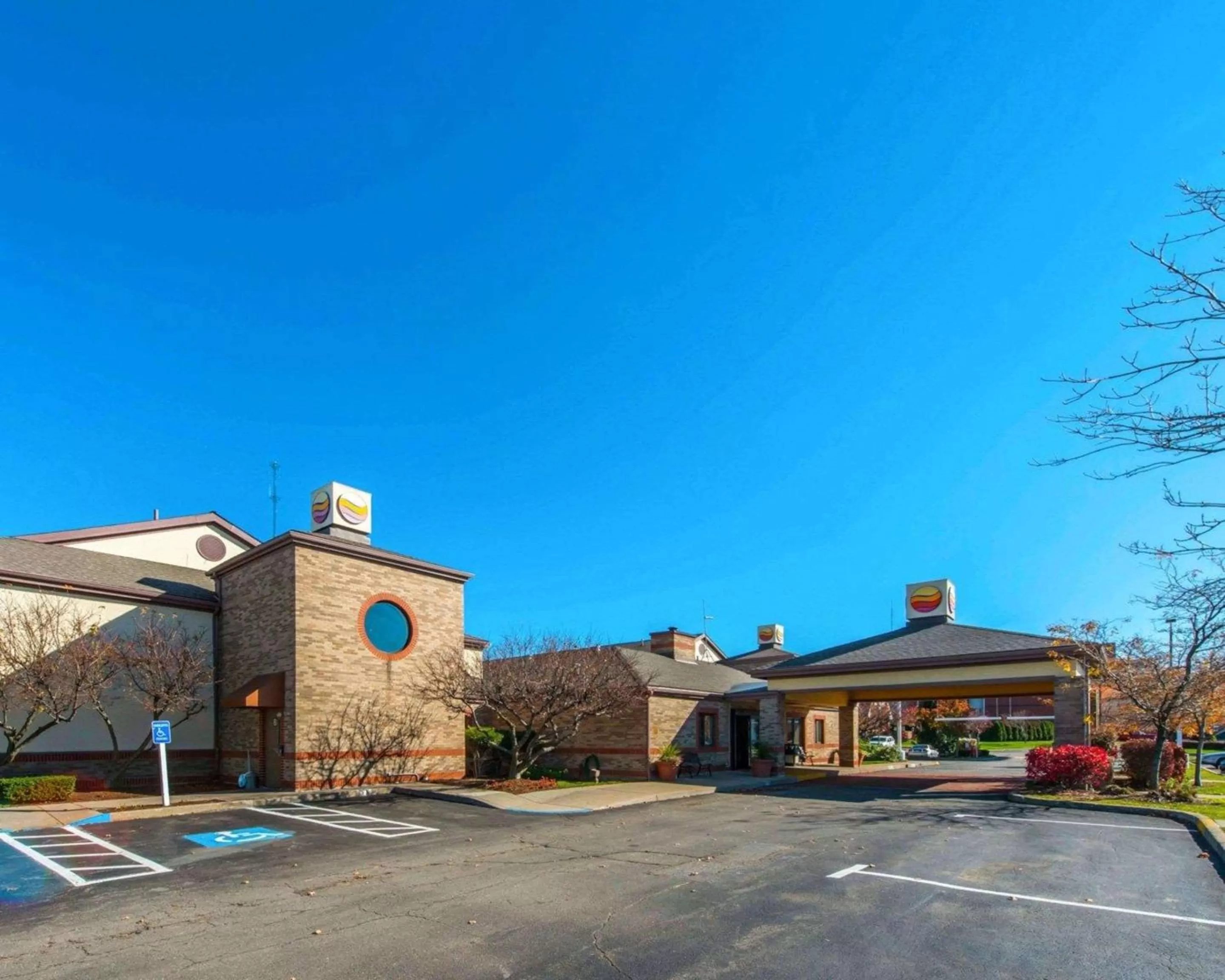 Property building in Comfort Inn & Suites Erie - Splash Lagoon Indoor Waterpark