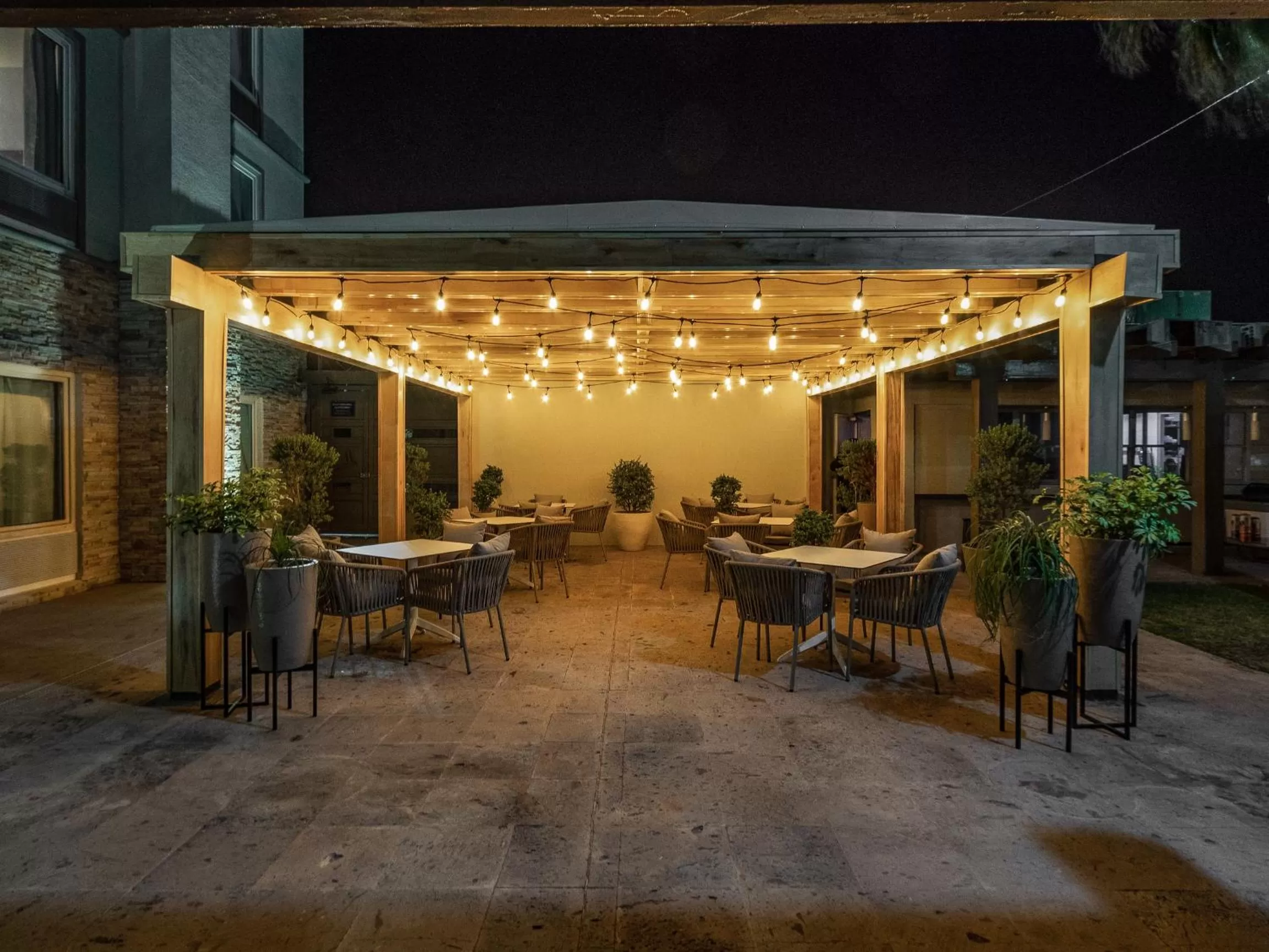 Swimming pool, Restaurant/Places to Eat in Hotel Mesaluna Near American Consulate