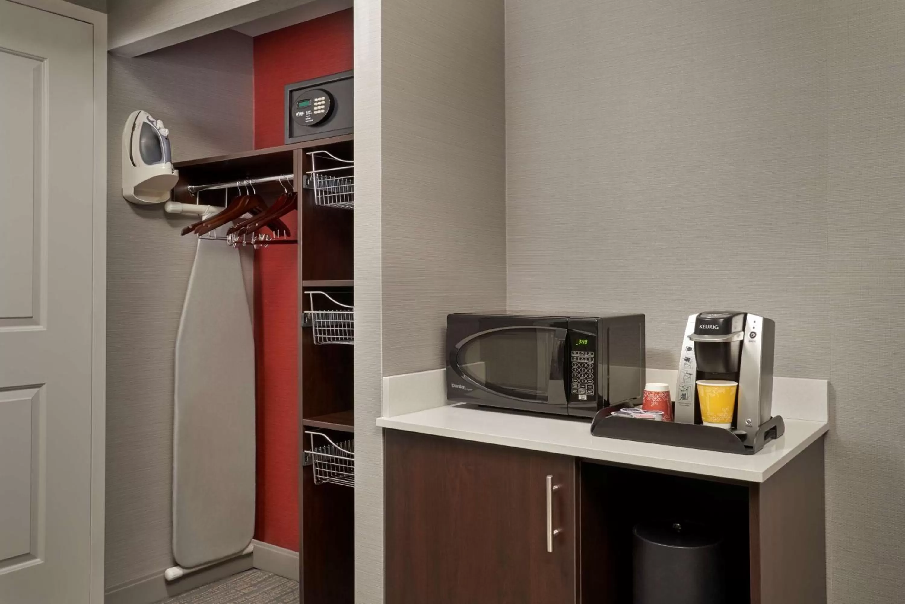 Kitchen or kitchenette in Hilton Garden Inn Toronto Airport West/Mississauga