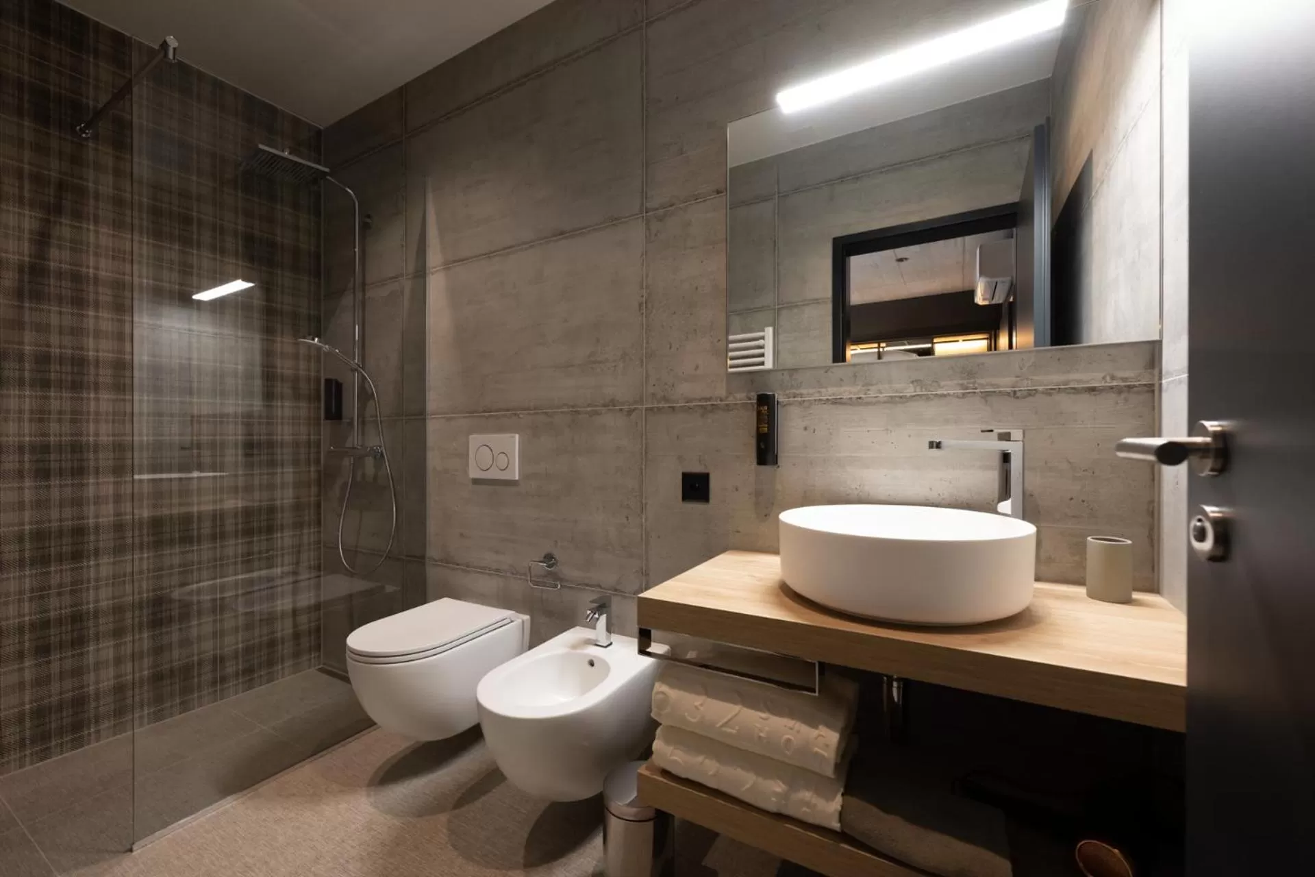 Shower in 6532 Smart Hotel - Self check-in