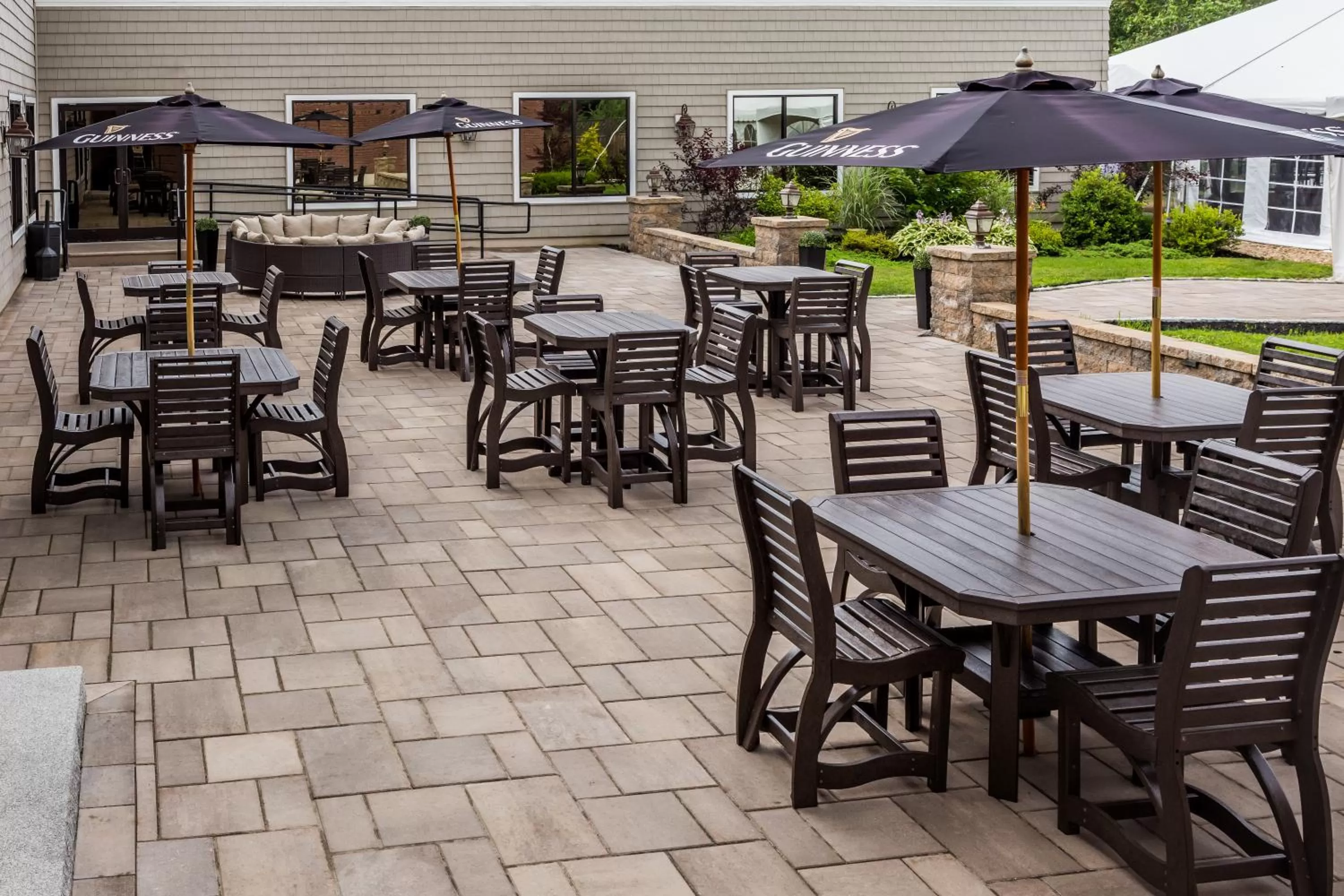 Restaurant/places to eat in Colonial Hotel