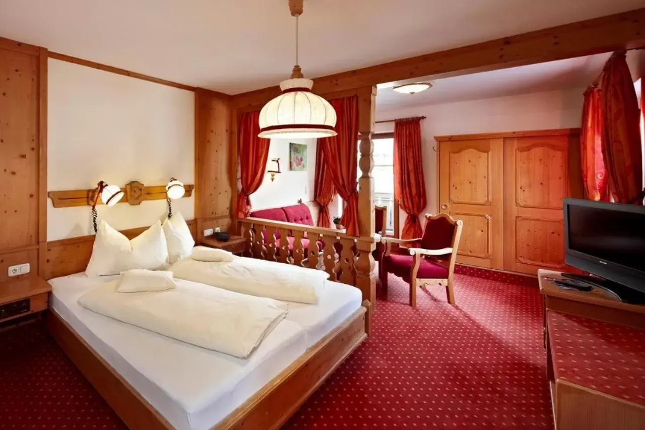 Quadruple Room with Balcony in Hotel in the HEART of the Alps Quadruple Room with Balcony in Hotel in the HEART of the Alps