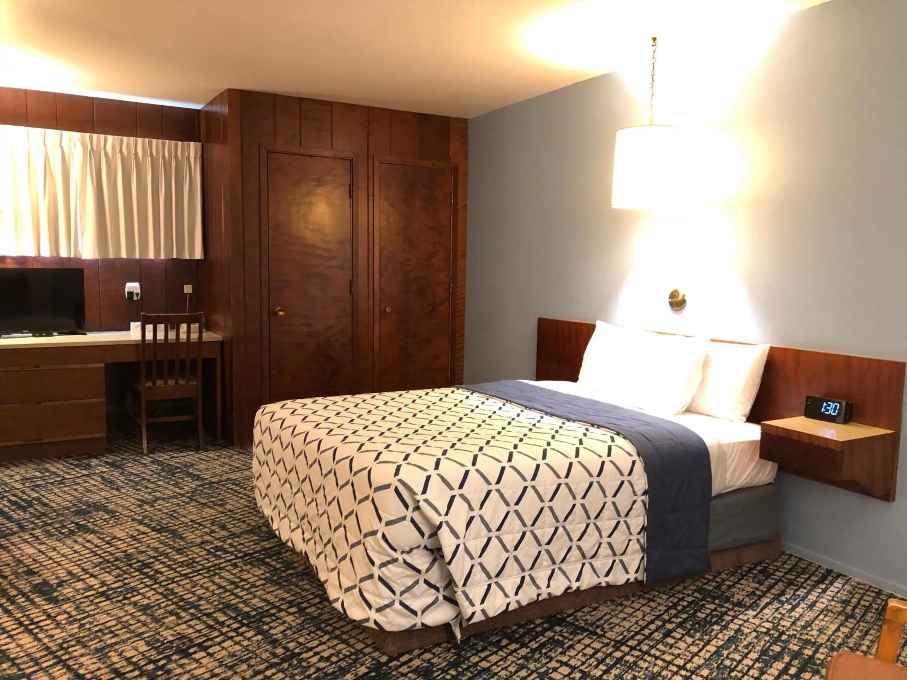 Bed in Curly Redwood Lodge