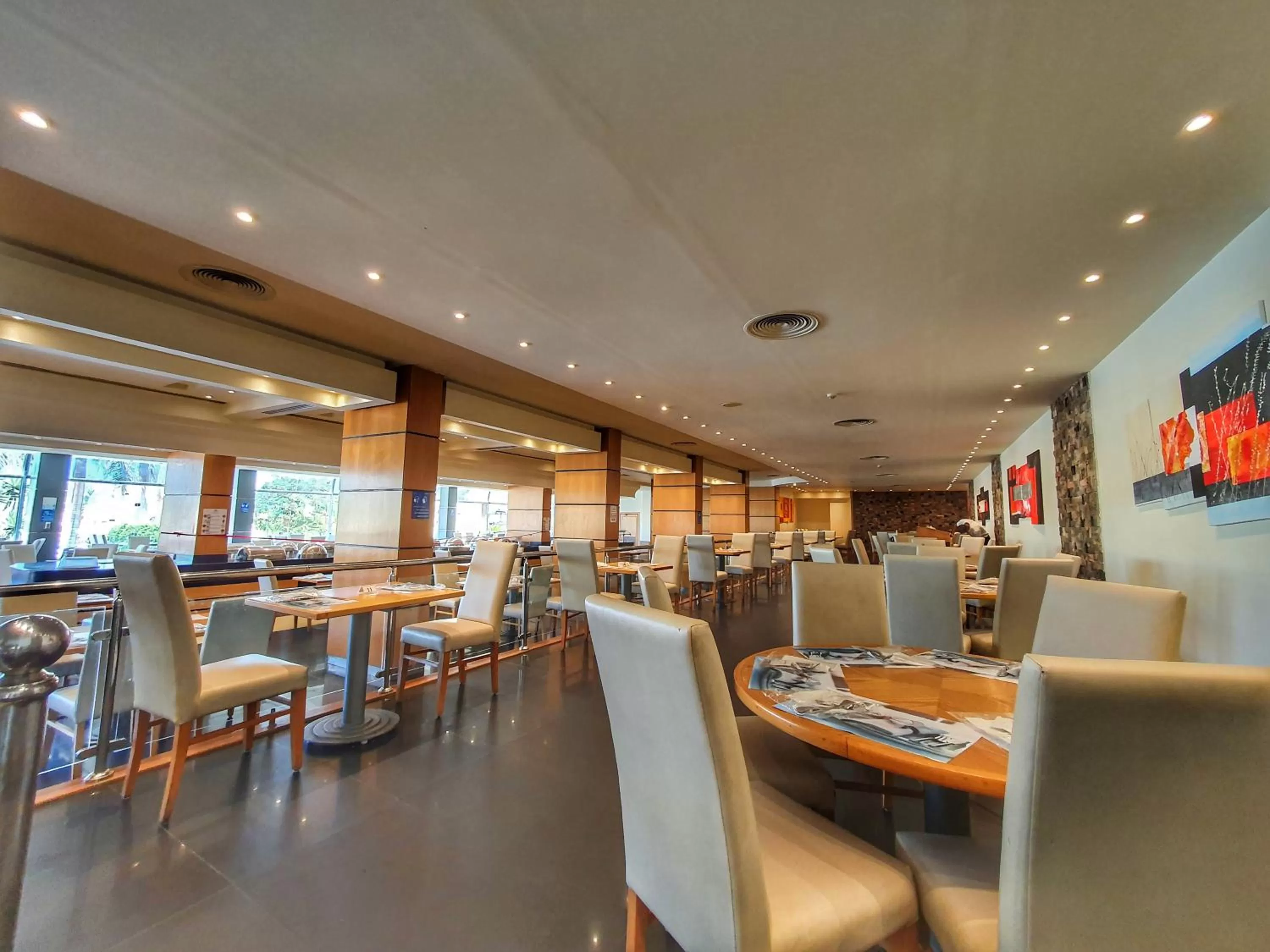 Restaurant/places to eat in Palm Beach Resort Families and Couples only