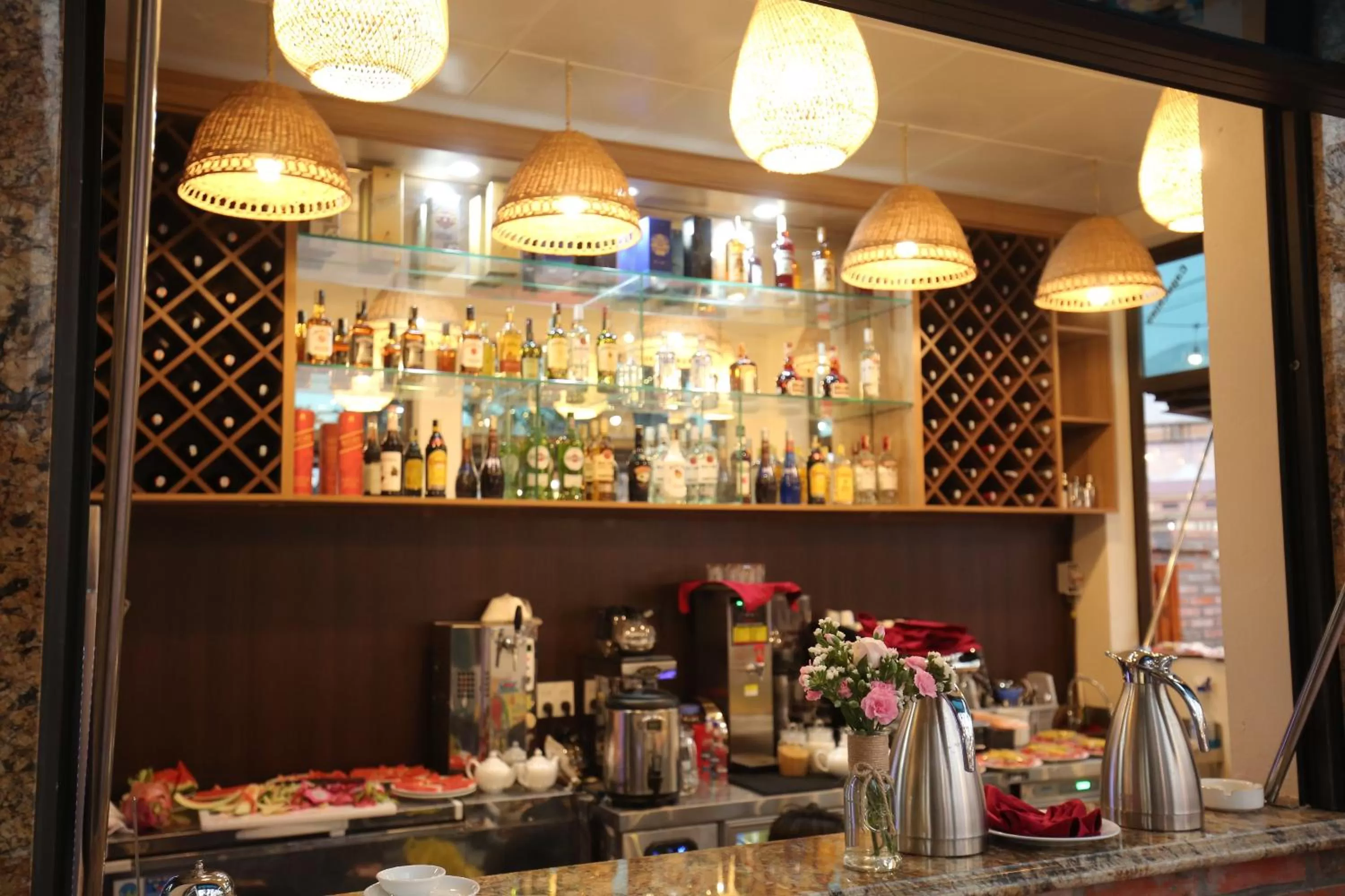 Lounge or bar, Restaurant/Places to Eat in Cozynibi Hotel