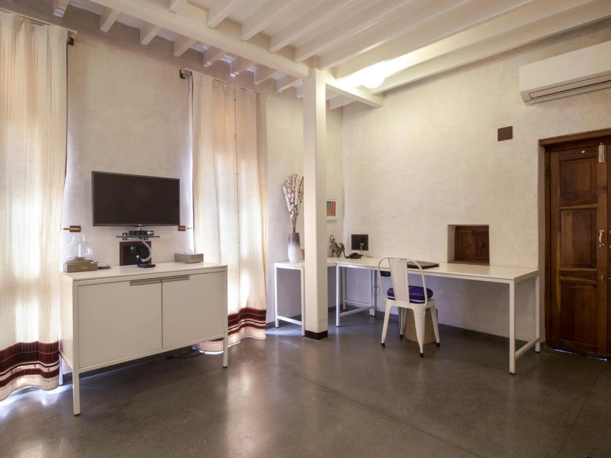Living room in Mangaldas Ni Haveli II by The House of MG