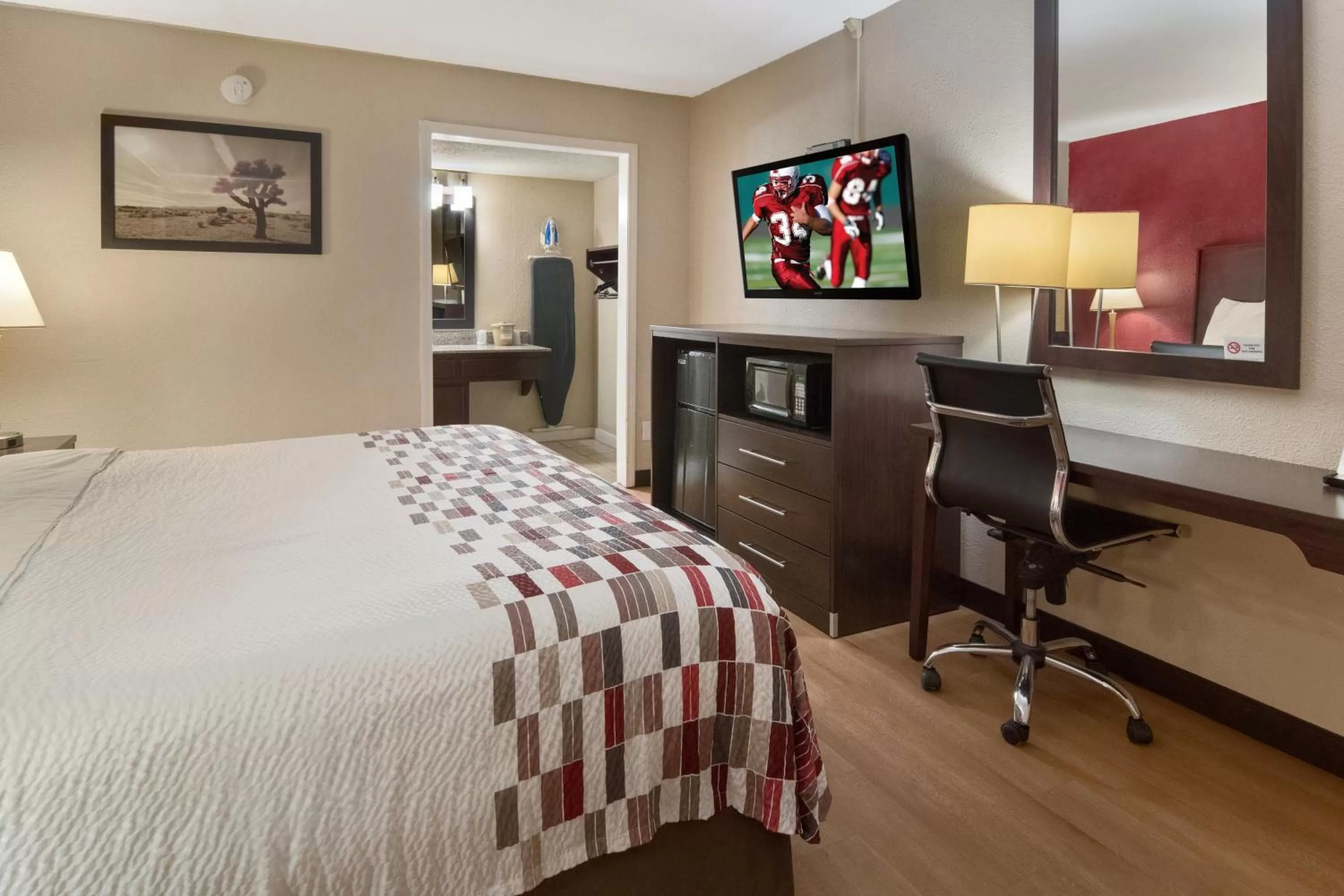 Superior King Room - Non-Smoking in Rodeway Inn Waco Downtown near University