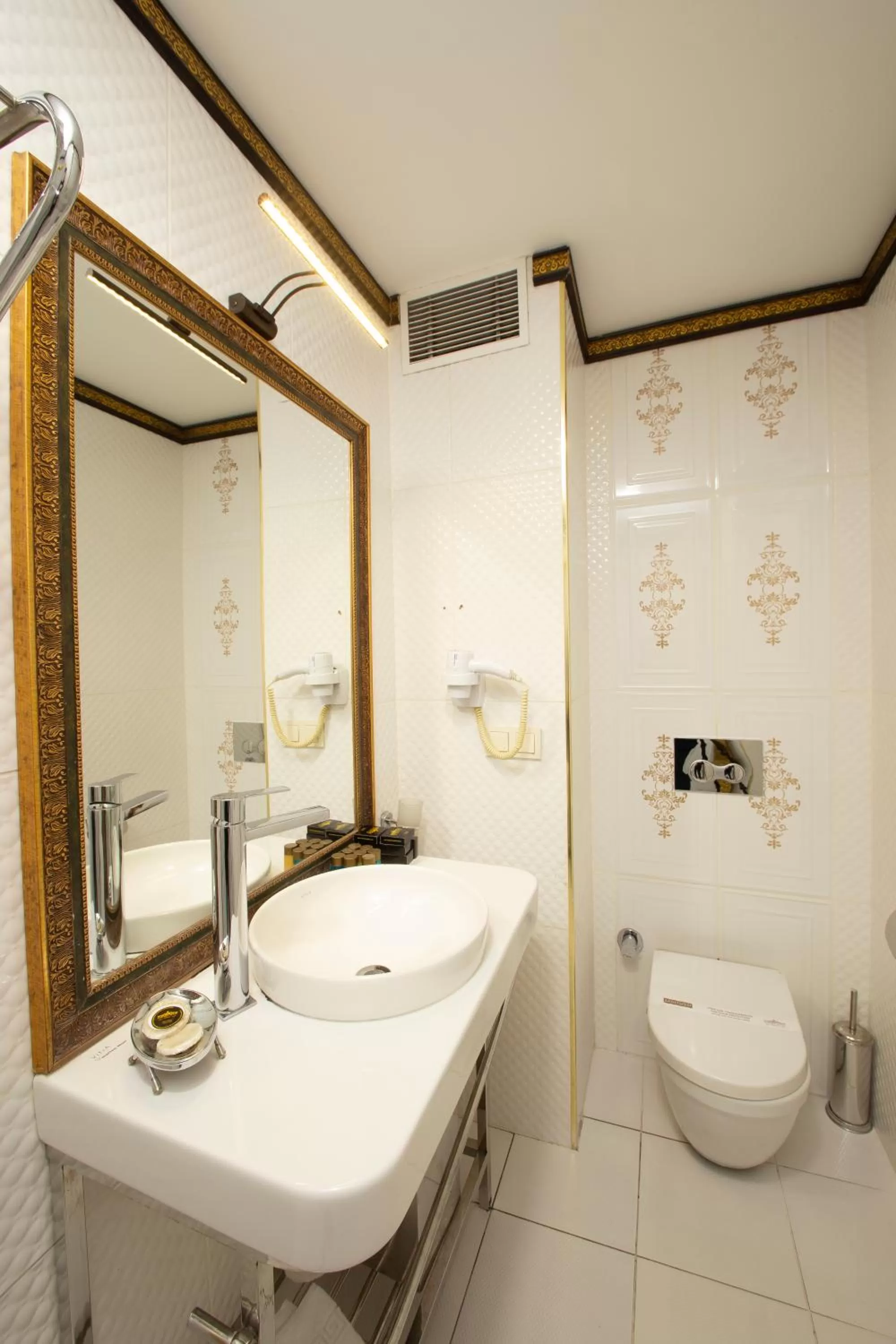 Toilet in Empire Suite Hotel