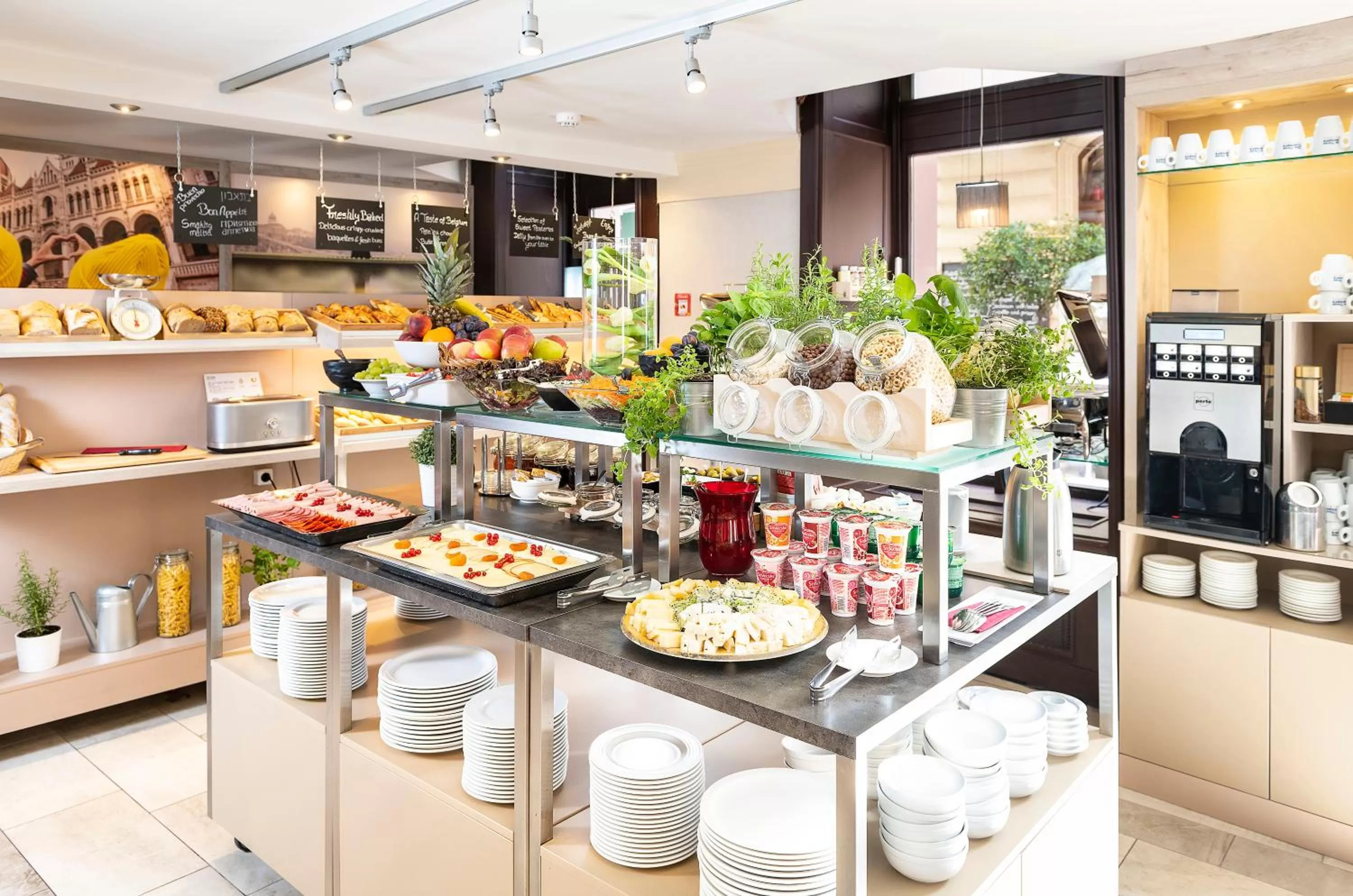 Restaurant/places to eat in Three Corners Hotel Art