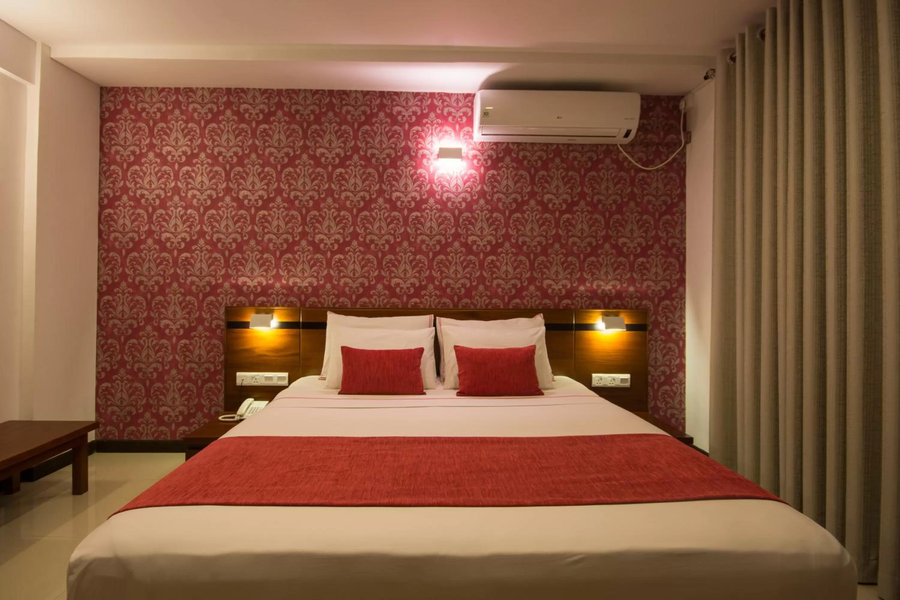 Photo of the whole room, Bed in Ceyloni City Hotel