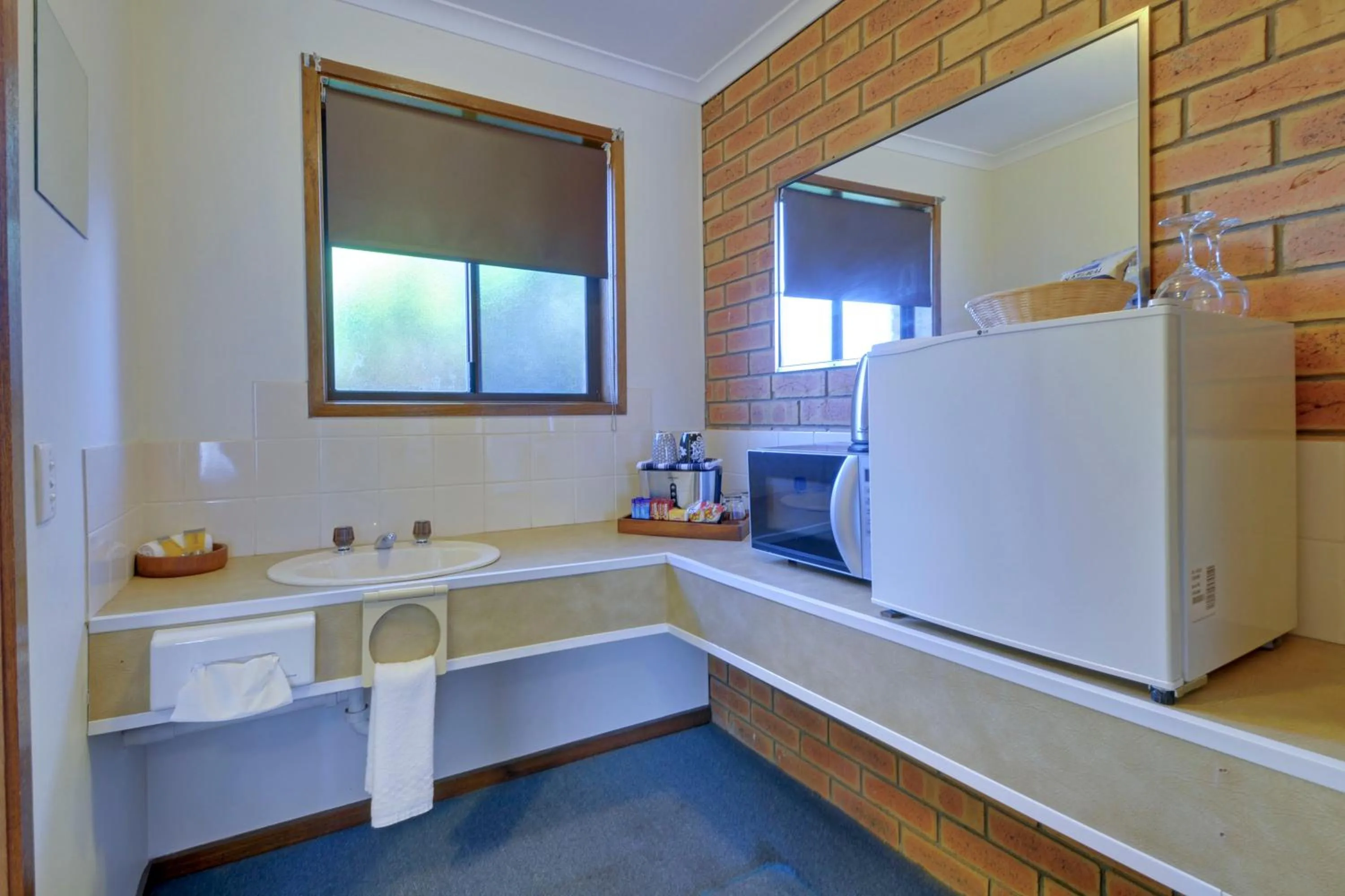 Kitchen or kitchenette in Tree Rose Motel Morwell