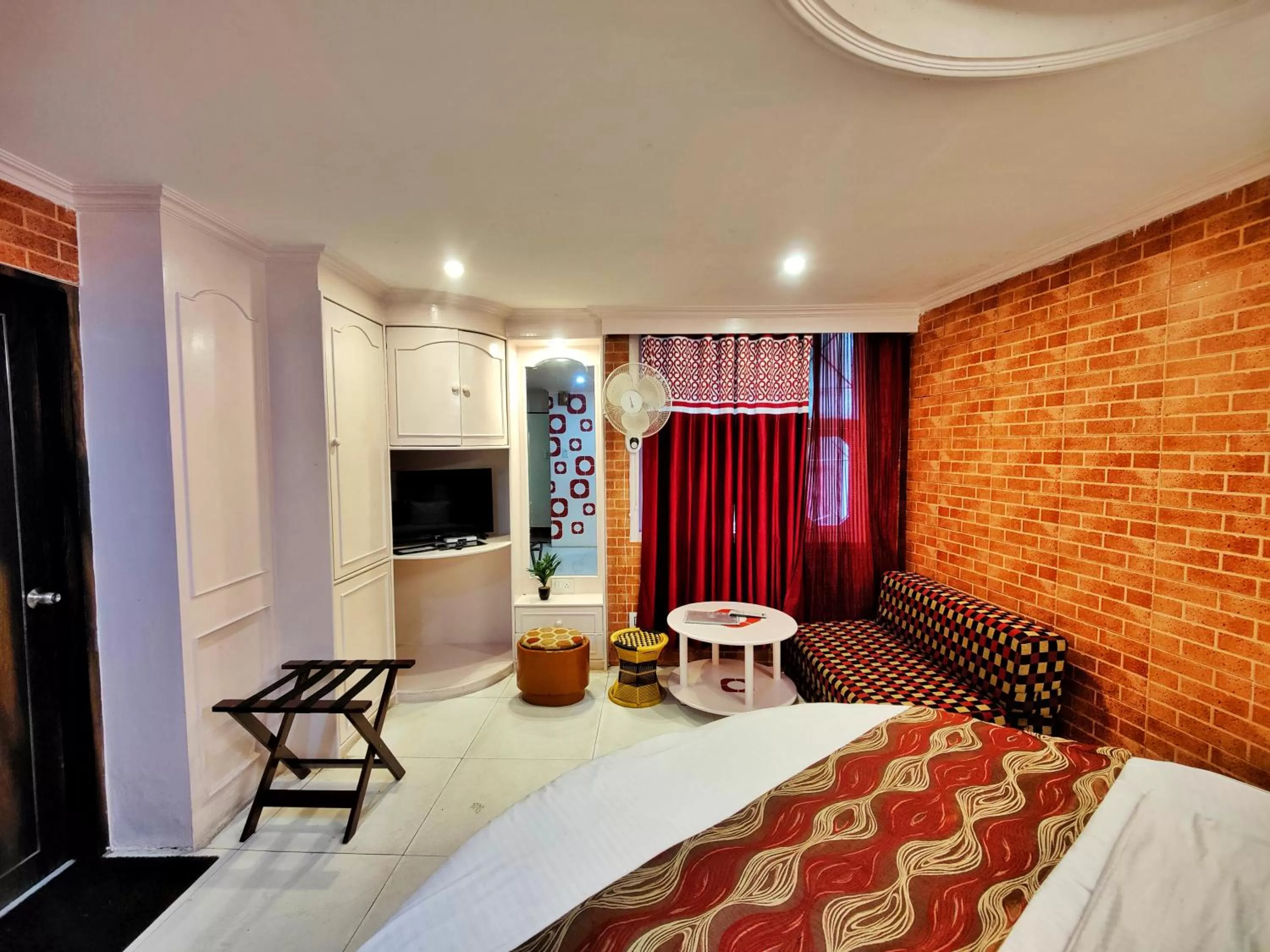 Bedroom, Bed in Auckland Hotel and Restaurant Near Mall Road