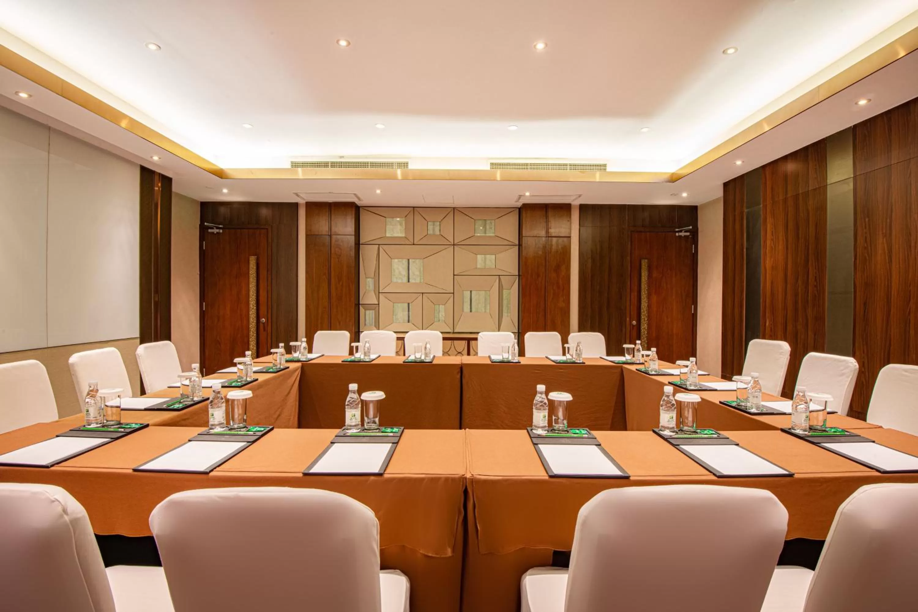 Meeting/conference room in Holiday Inn Kunming City Centre by IHG
