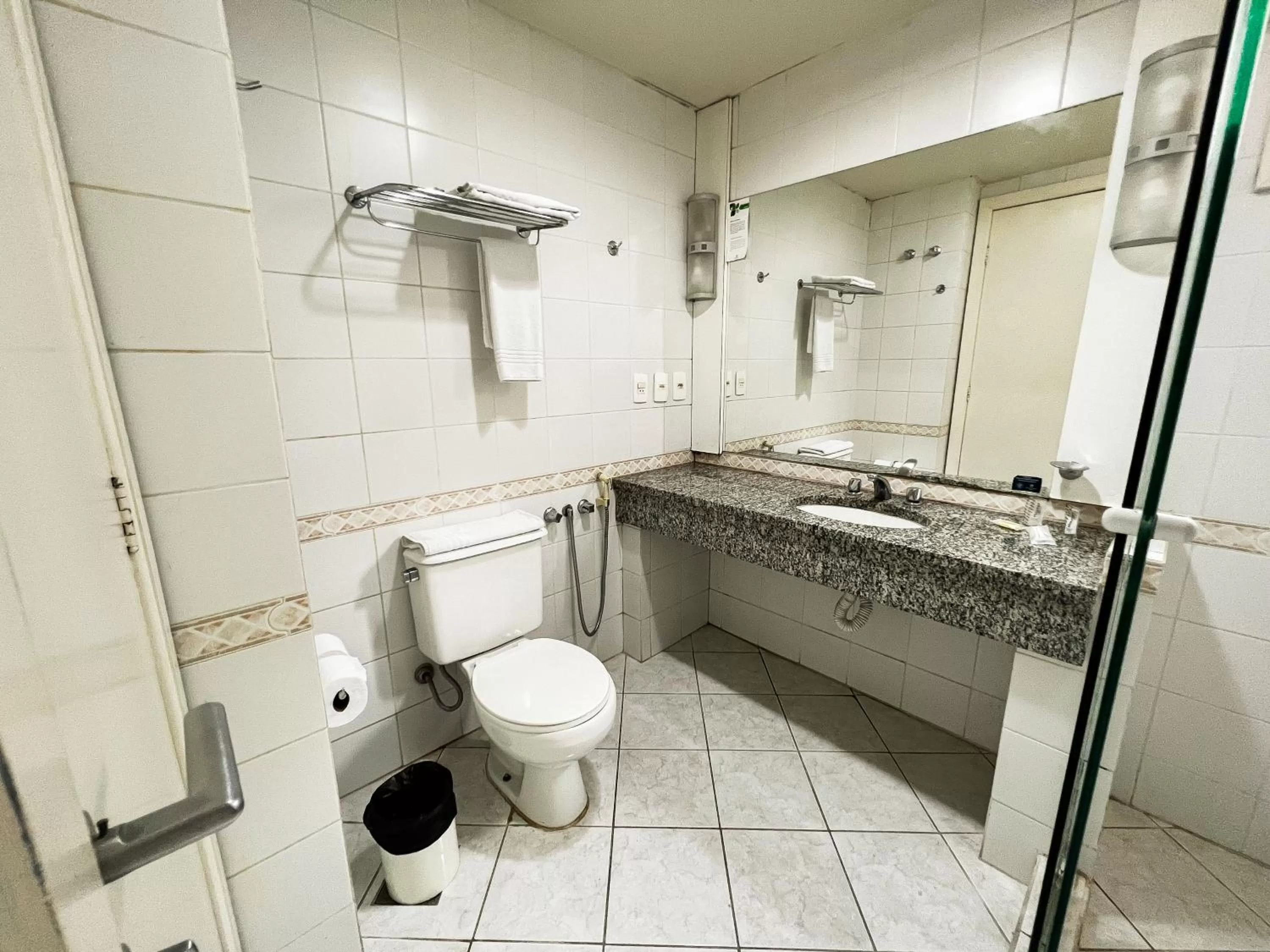 Bathroom in Master Curitiba Hotel - 1,6 km do Estádio Couto Pereira - Show