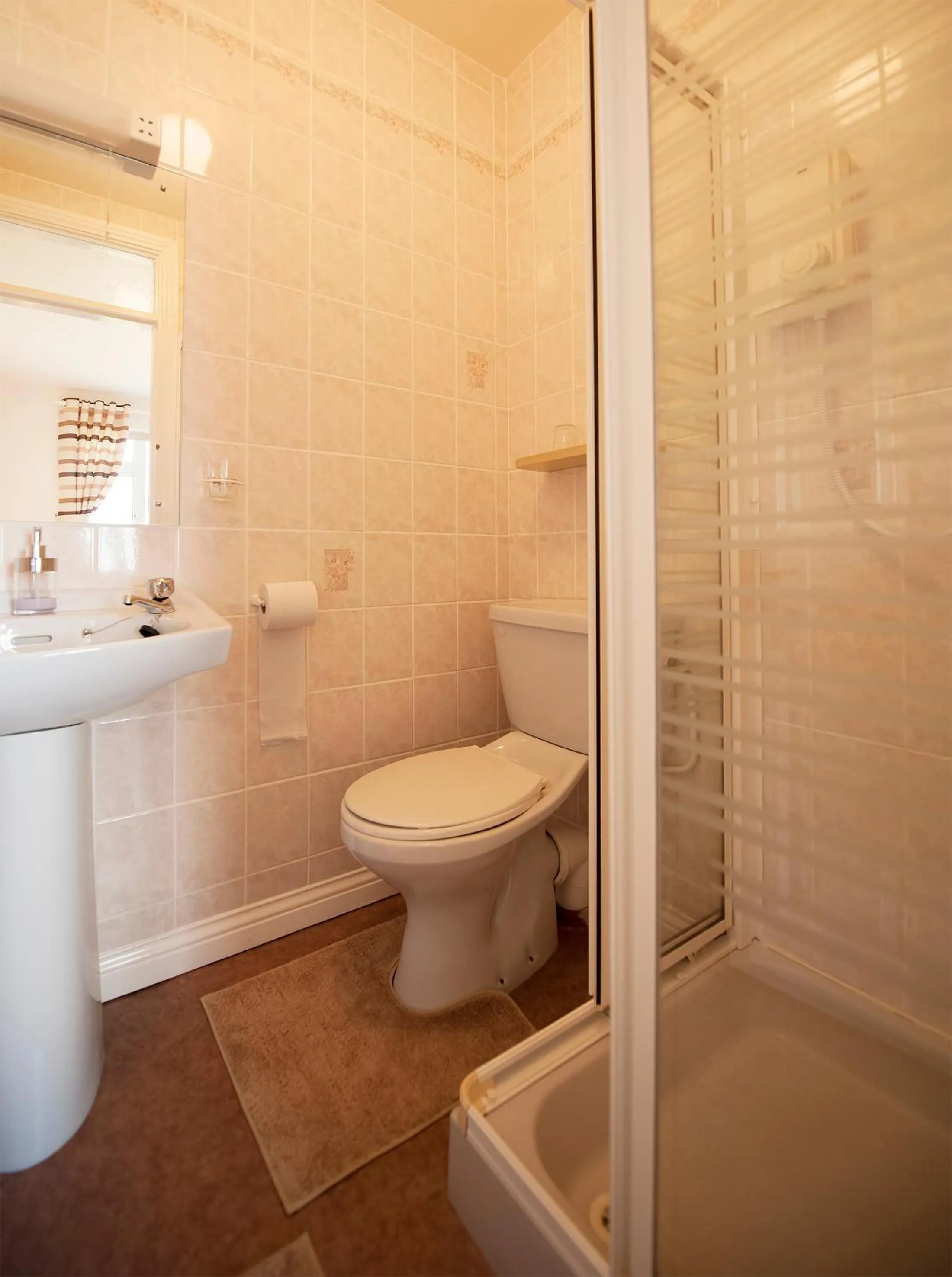 Shower in The Waterfront House Country Home
