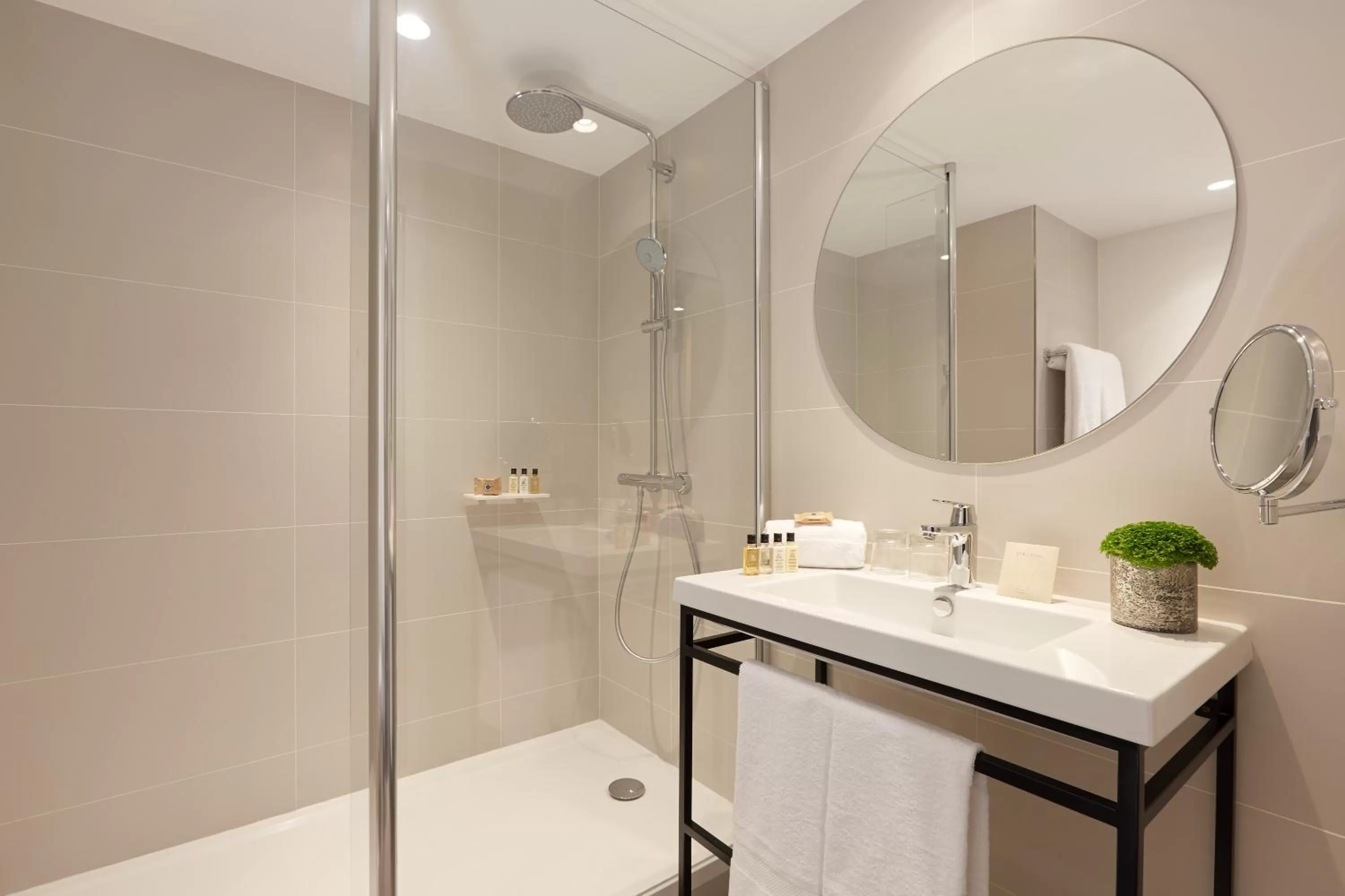 Shower in Auteuil Tour Eiffel