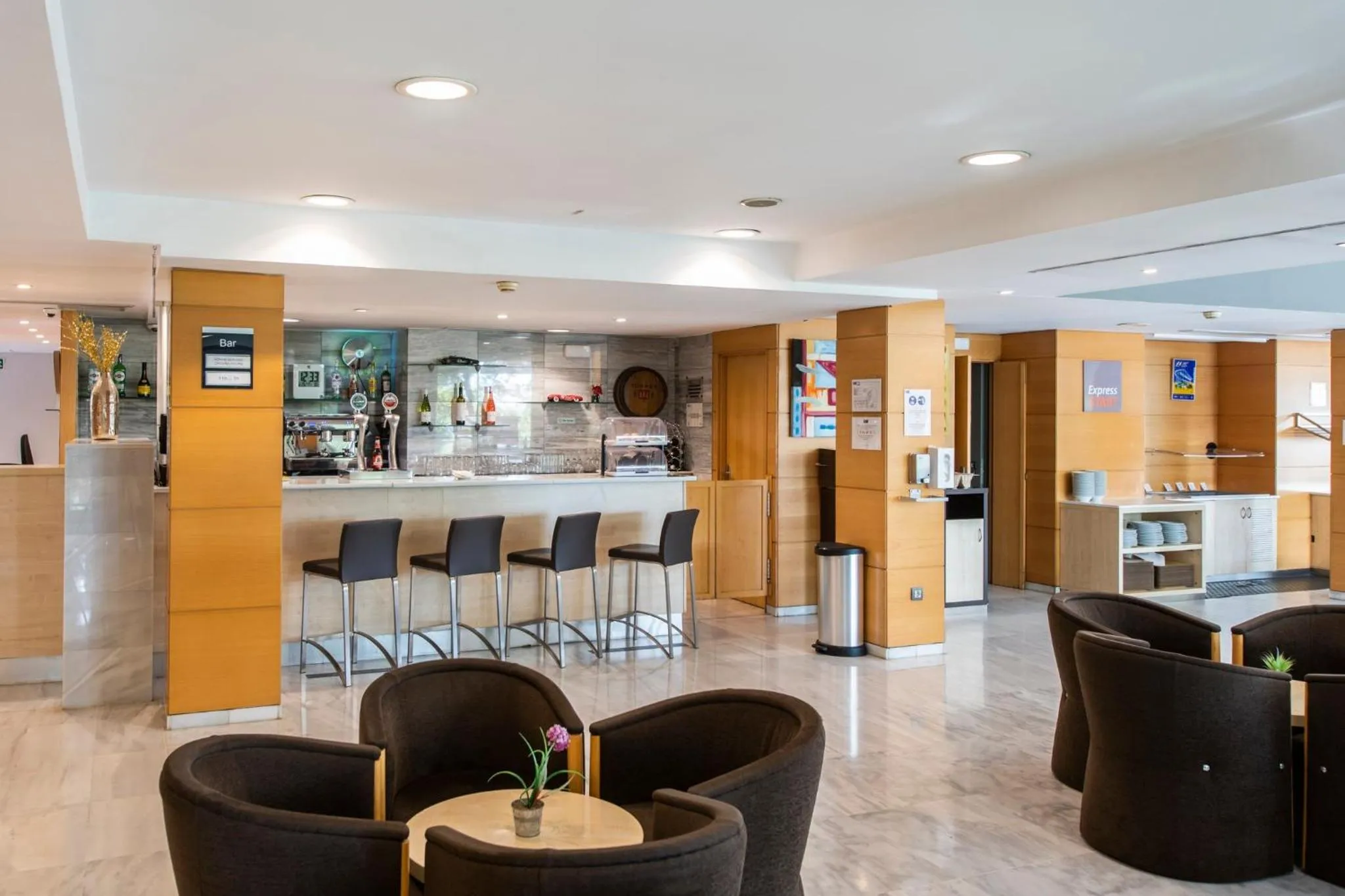 Lounge or bar in Holiday Inn Express Barcelona - Montmeló by IHG
