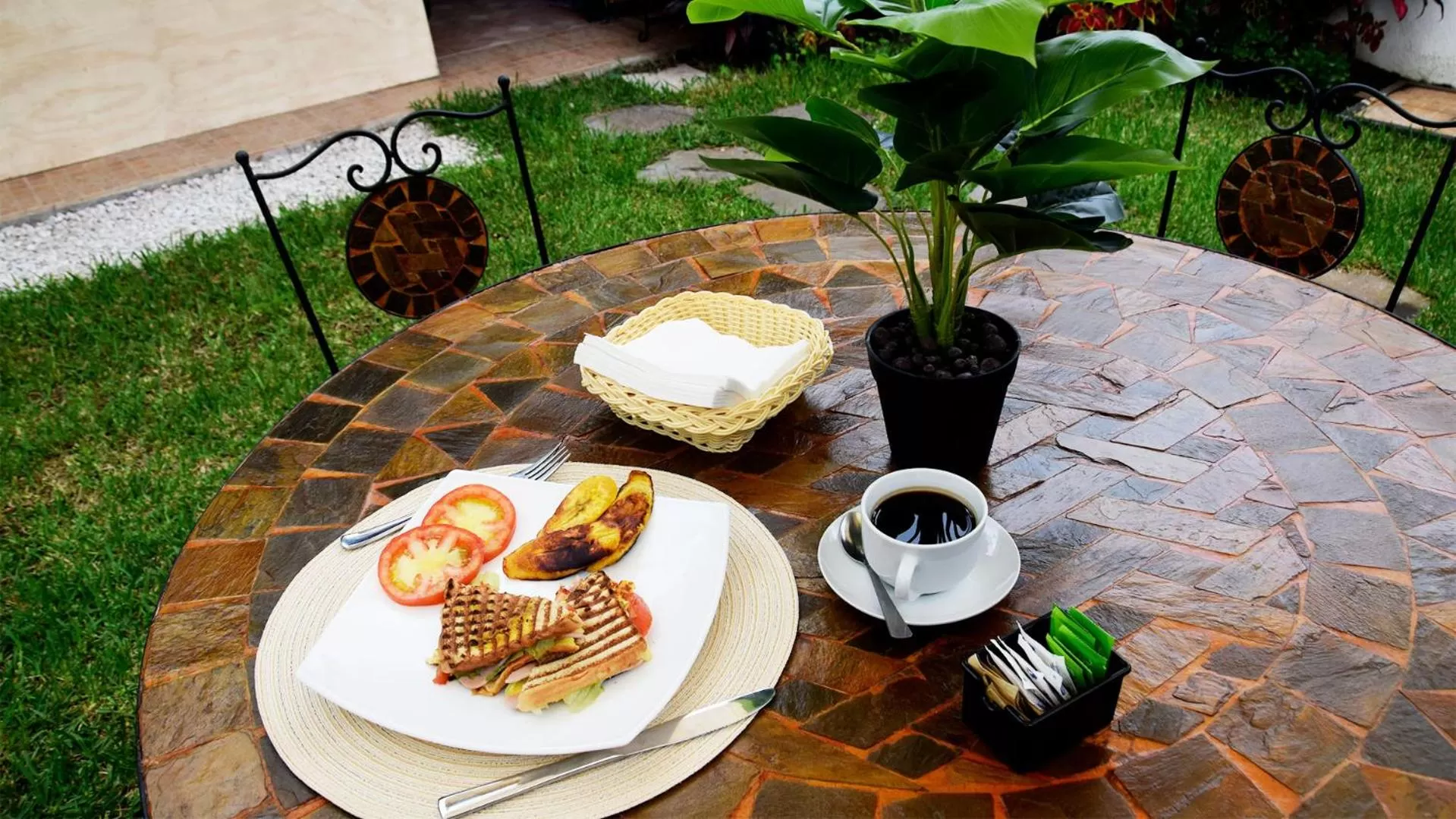 Breakfast in Trebol Amarillo Bed & Breakfast