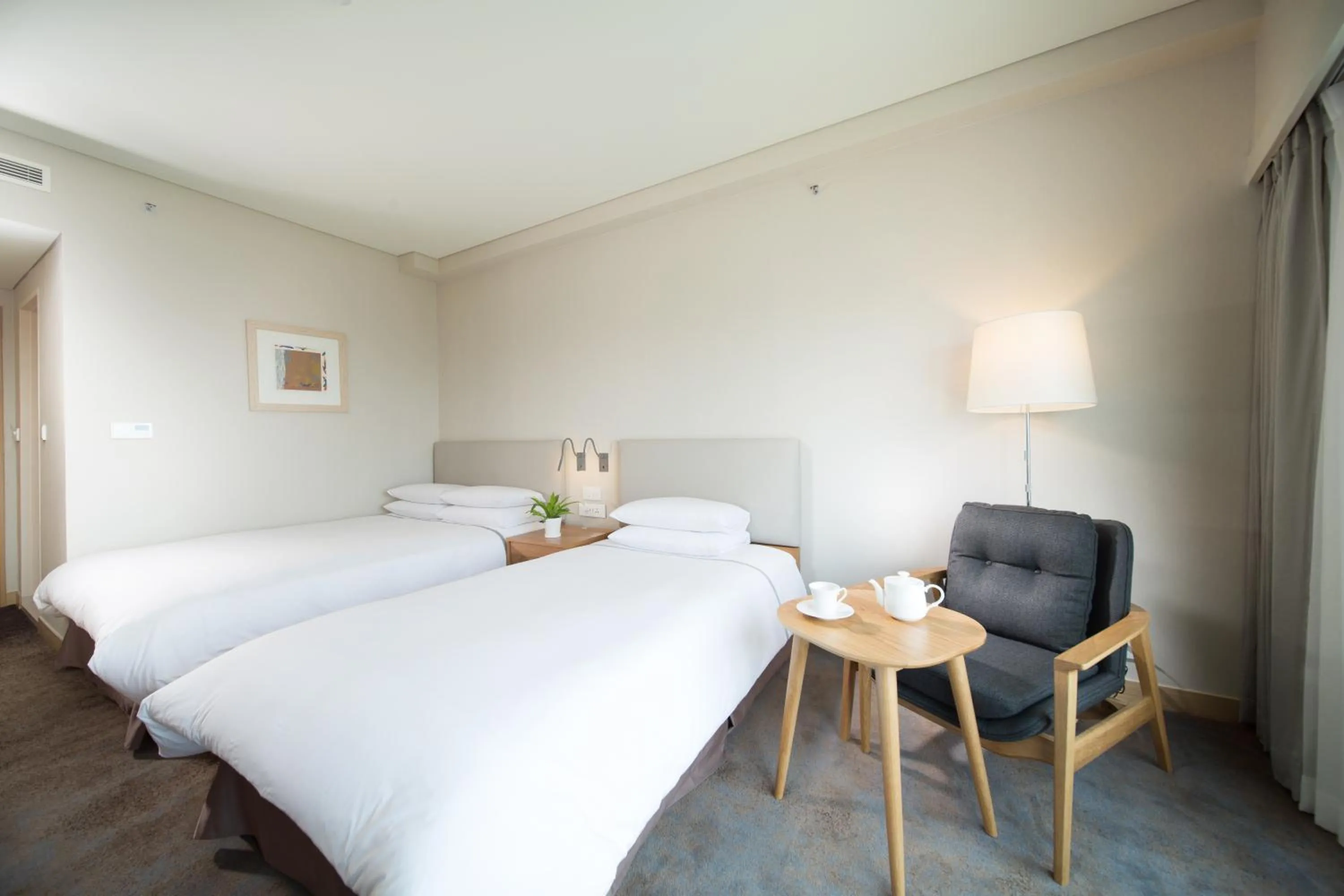 Bedroom, Bed in Seogwipo KAL Hotel