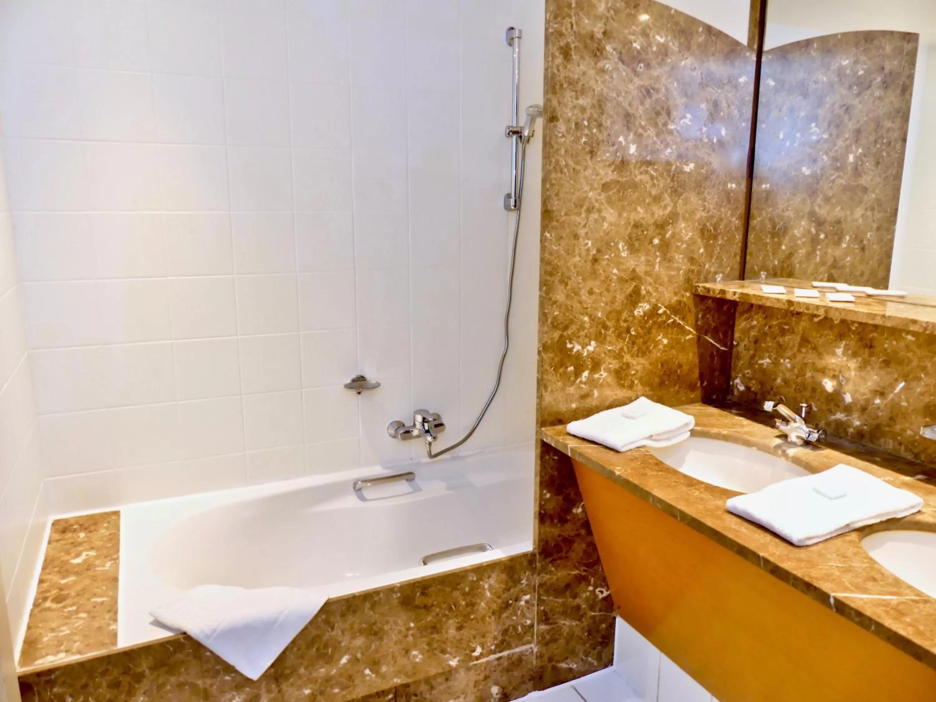 Bathroom in Golden Tulip Hotel de’ Medici