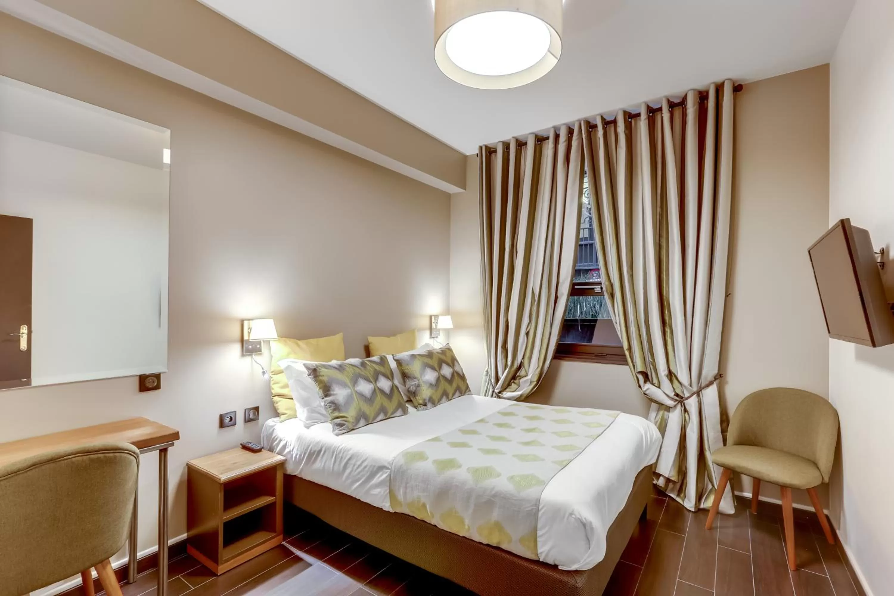 Bed in Hotel Opera Maintenon