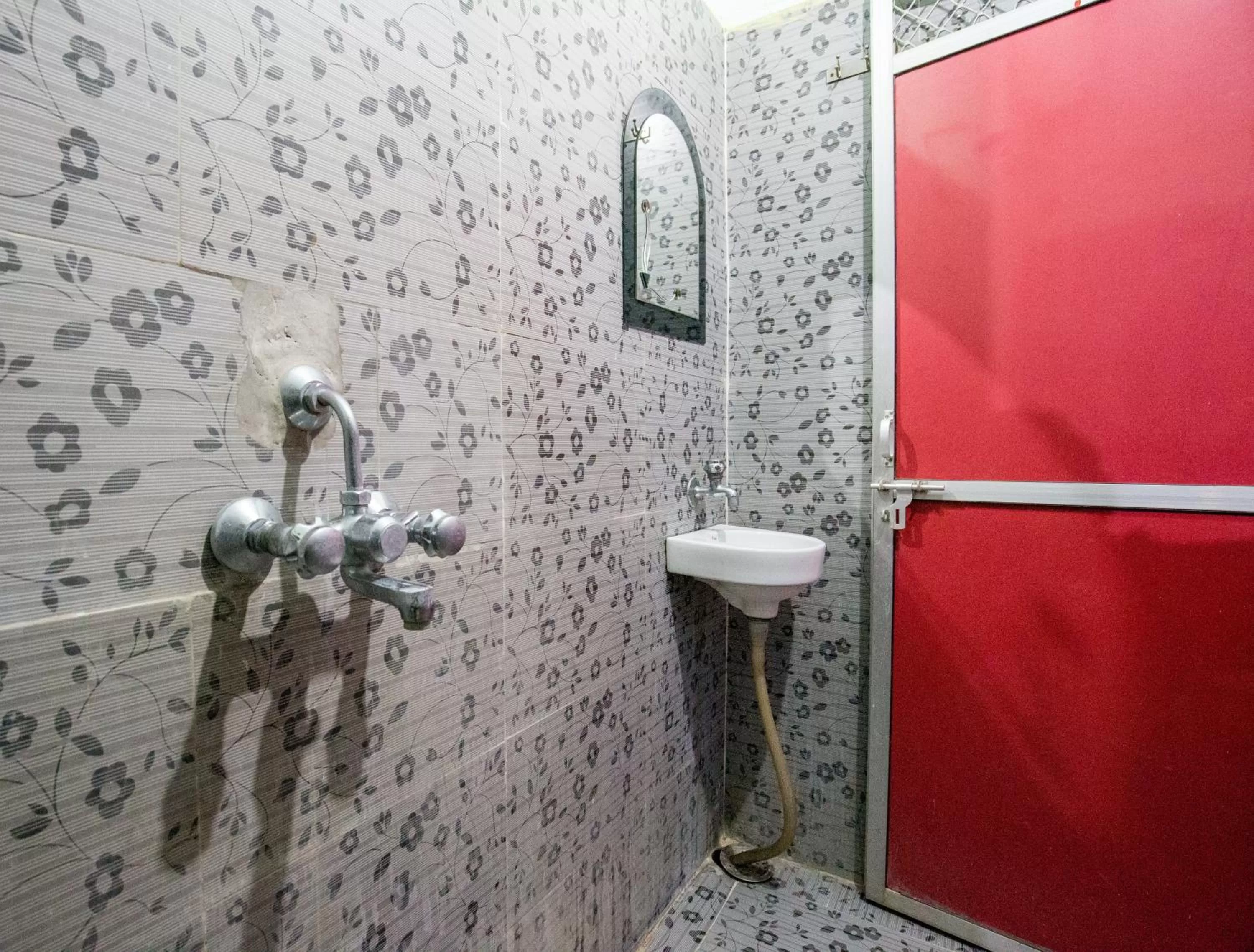 Shower in Somit Paying Guest House