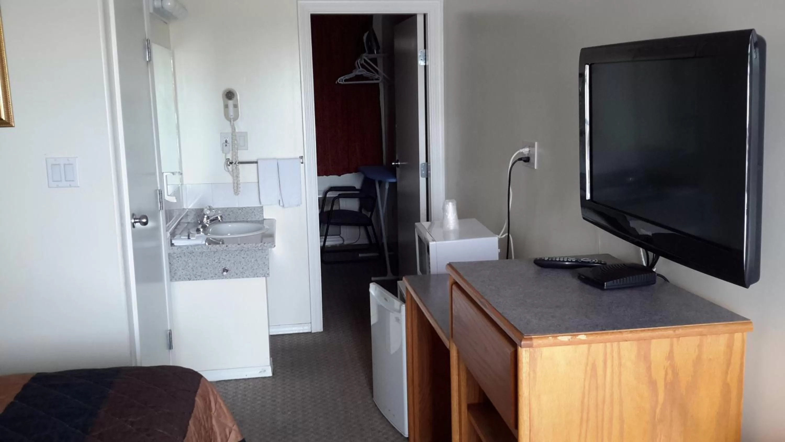 Bedroom, TV/Entertainment Center in Red Deer Inn & Suites