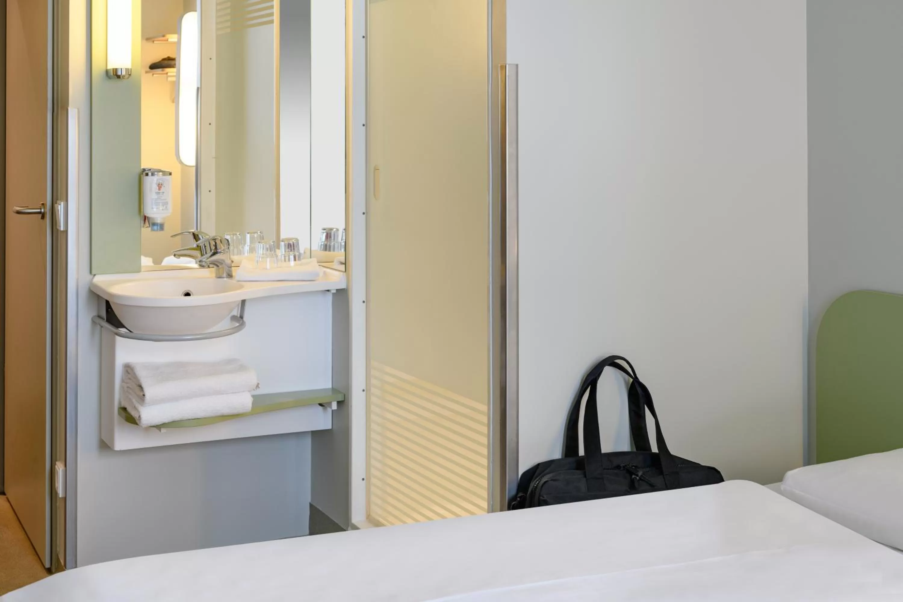 Shower, Bed in ibis budget Caen Porte de Bretagne
