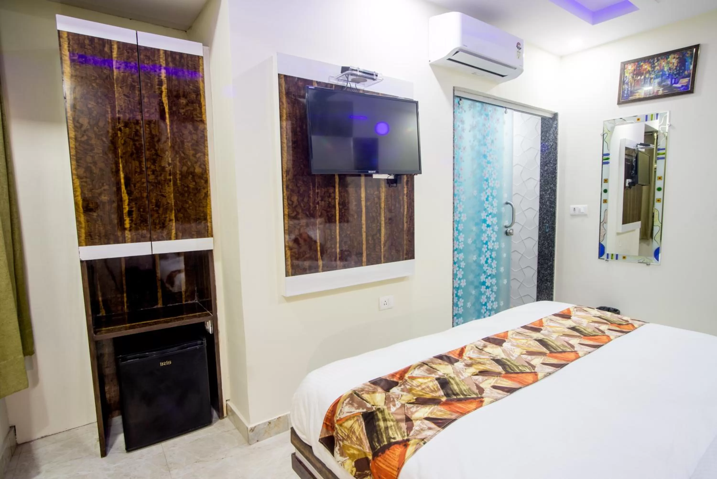 Communal lounge/ TV room, Bed in Hotel Harsha International