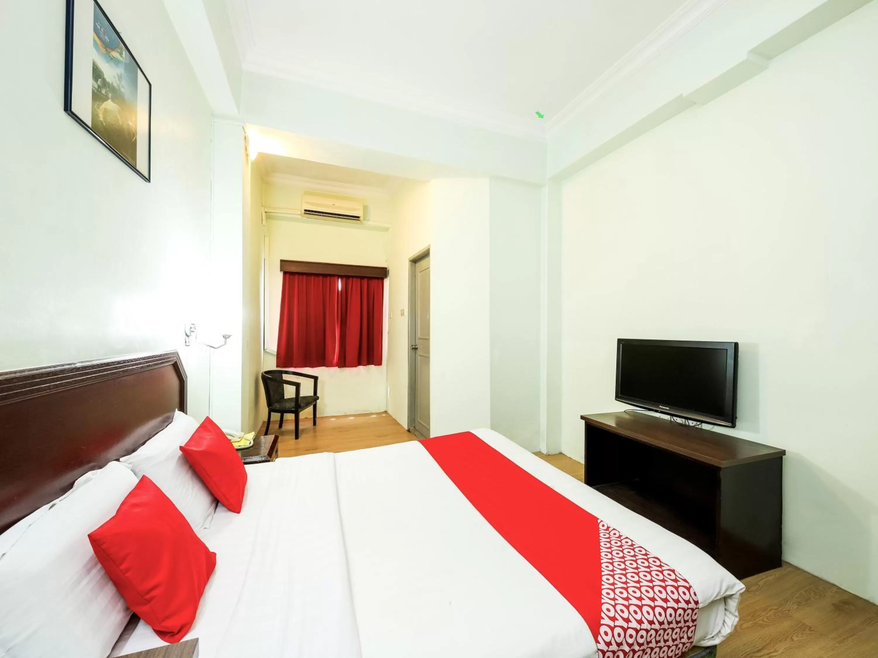 Bedroom, Bed in Grand Supreme Hotel