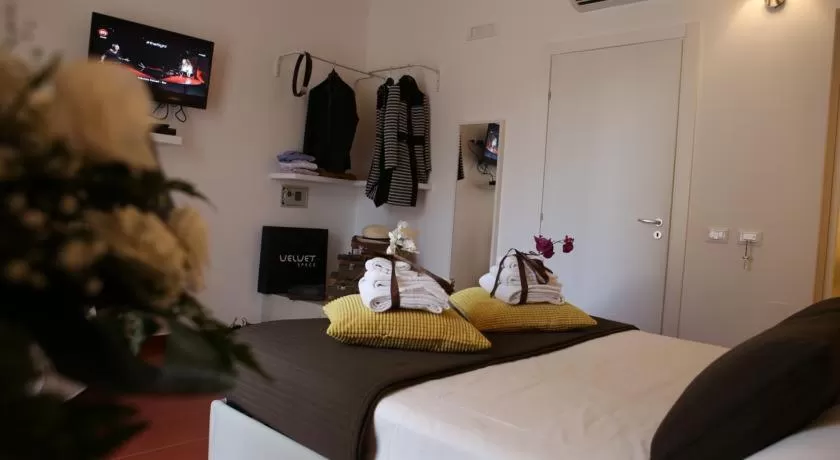 Photo of the whole room, Bed in Yhomisus