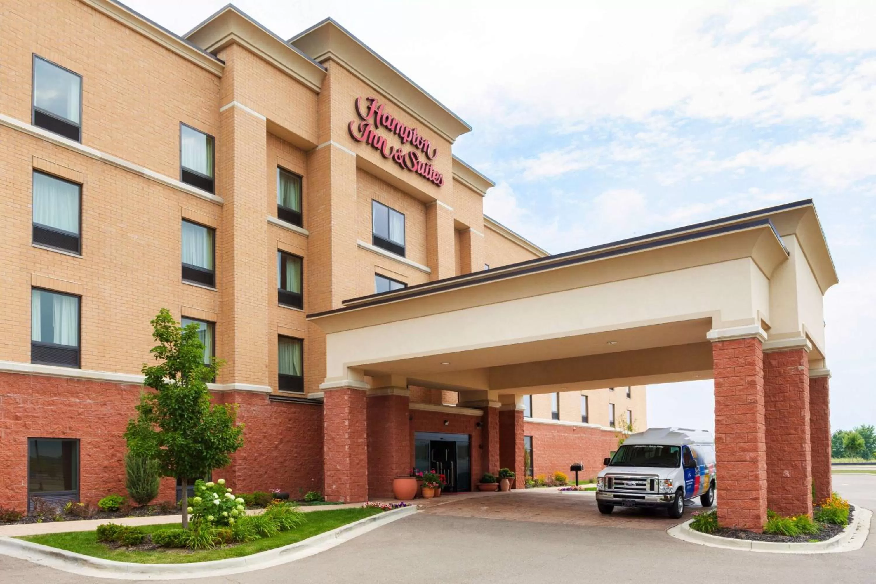 Property building in Hampton Inn & Suites Detroit/Chesterfield