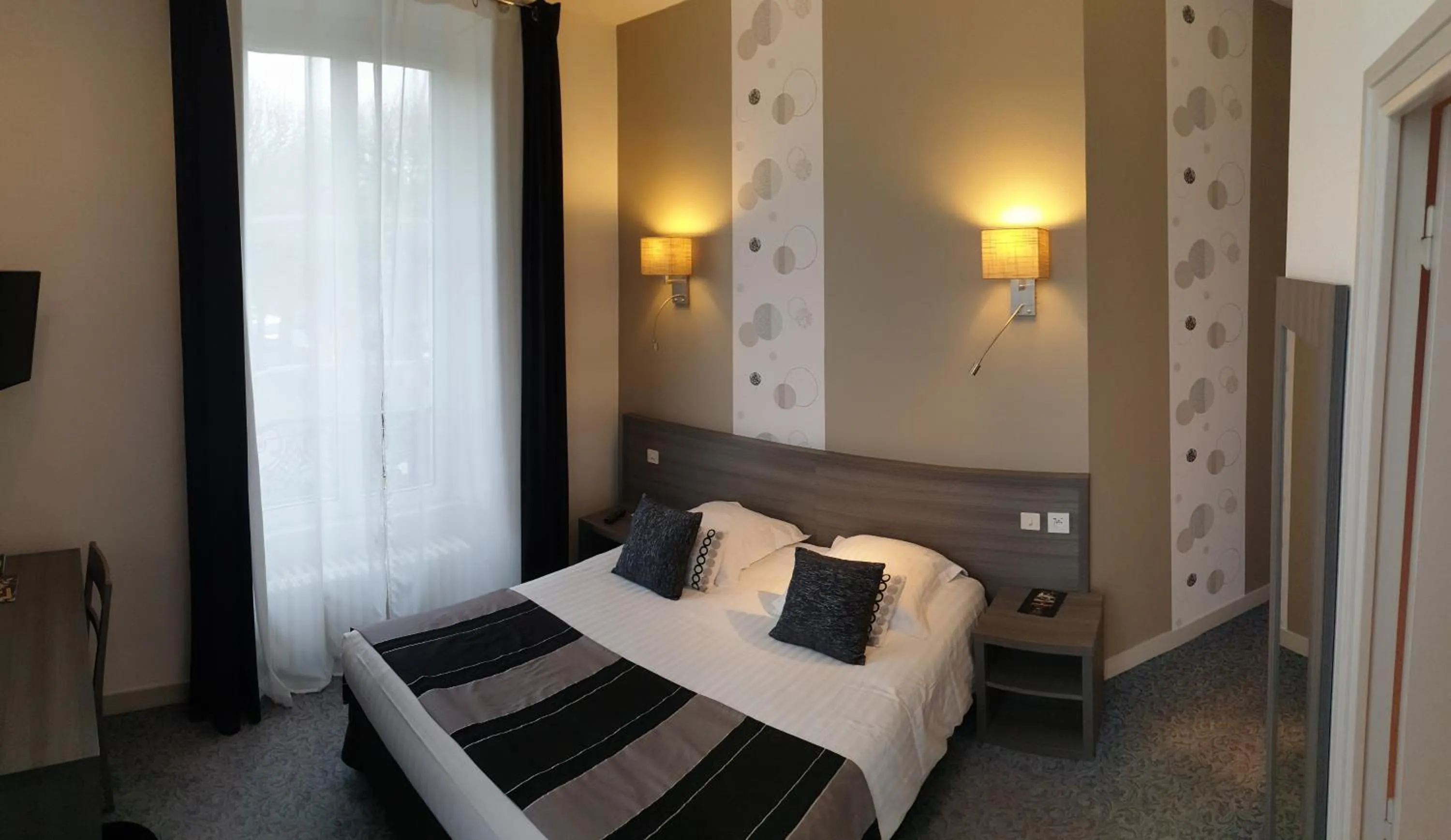 Photo of the whole room, Bed in Hôtel Le Rohan Charme et Caractère