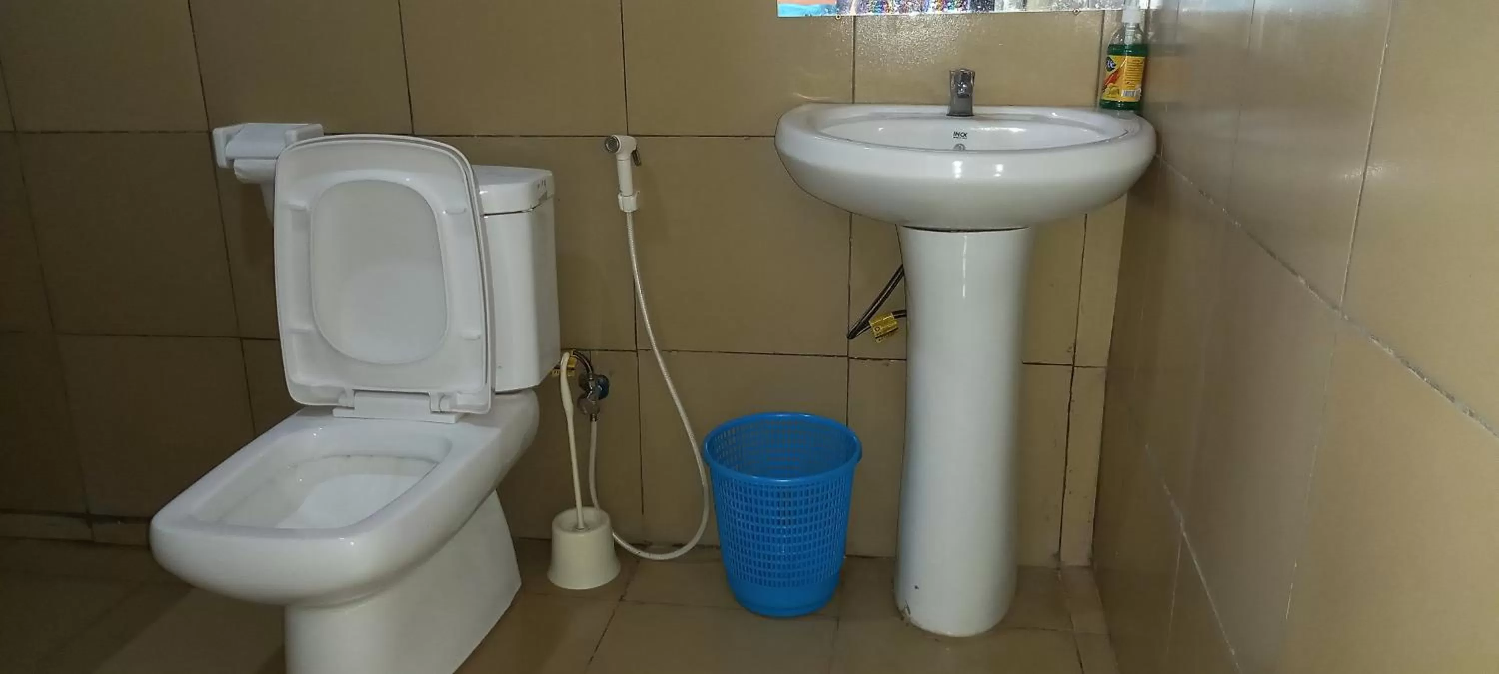 Bathroom in Tommy's Budget Rooms