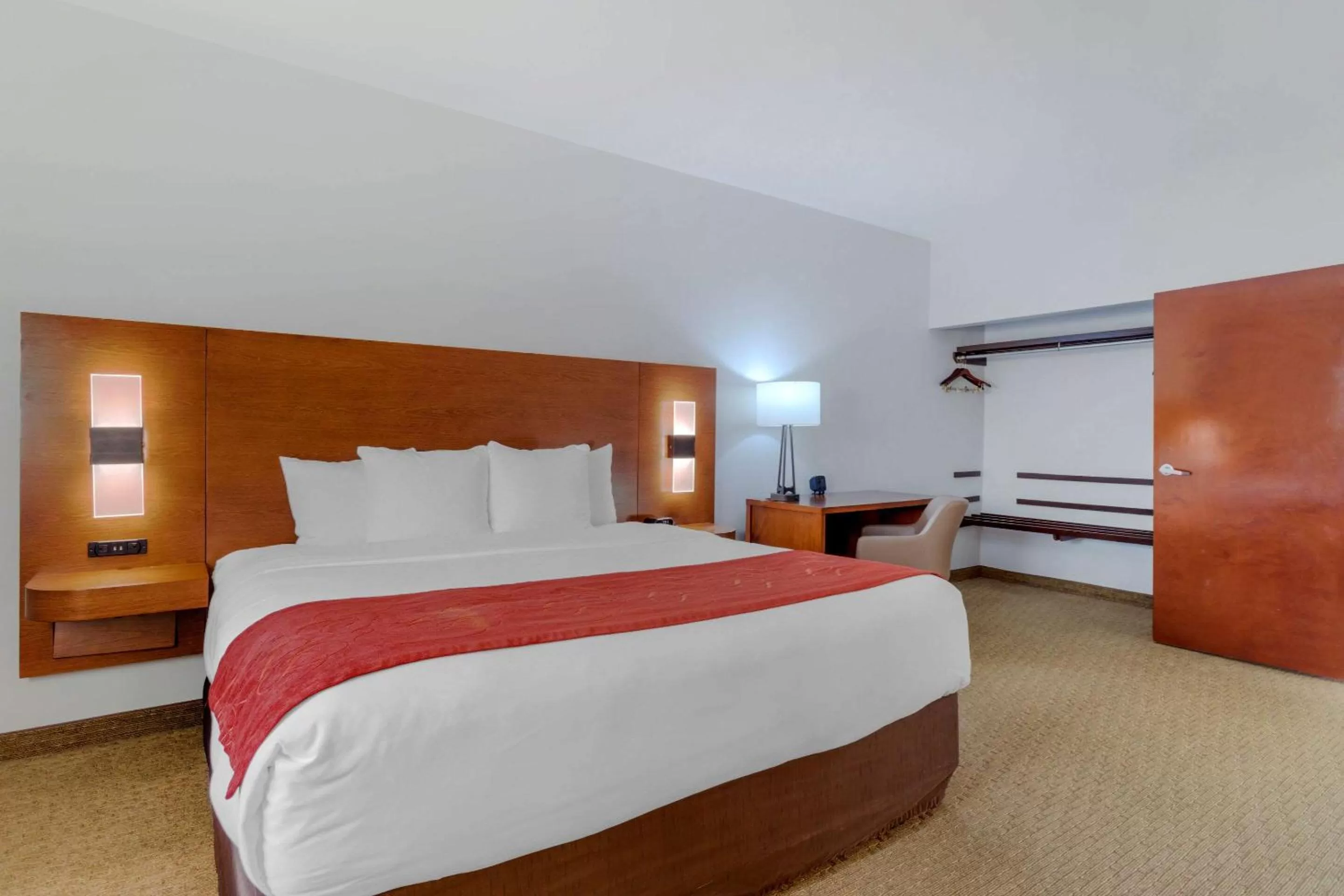 Bedroom in Comfort Suites La Porte - Baytown