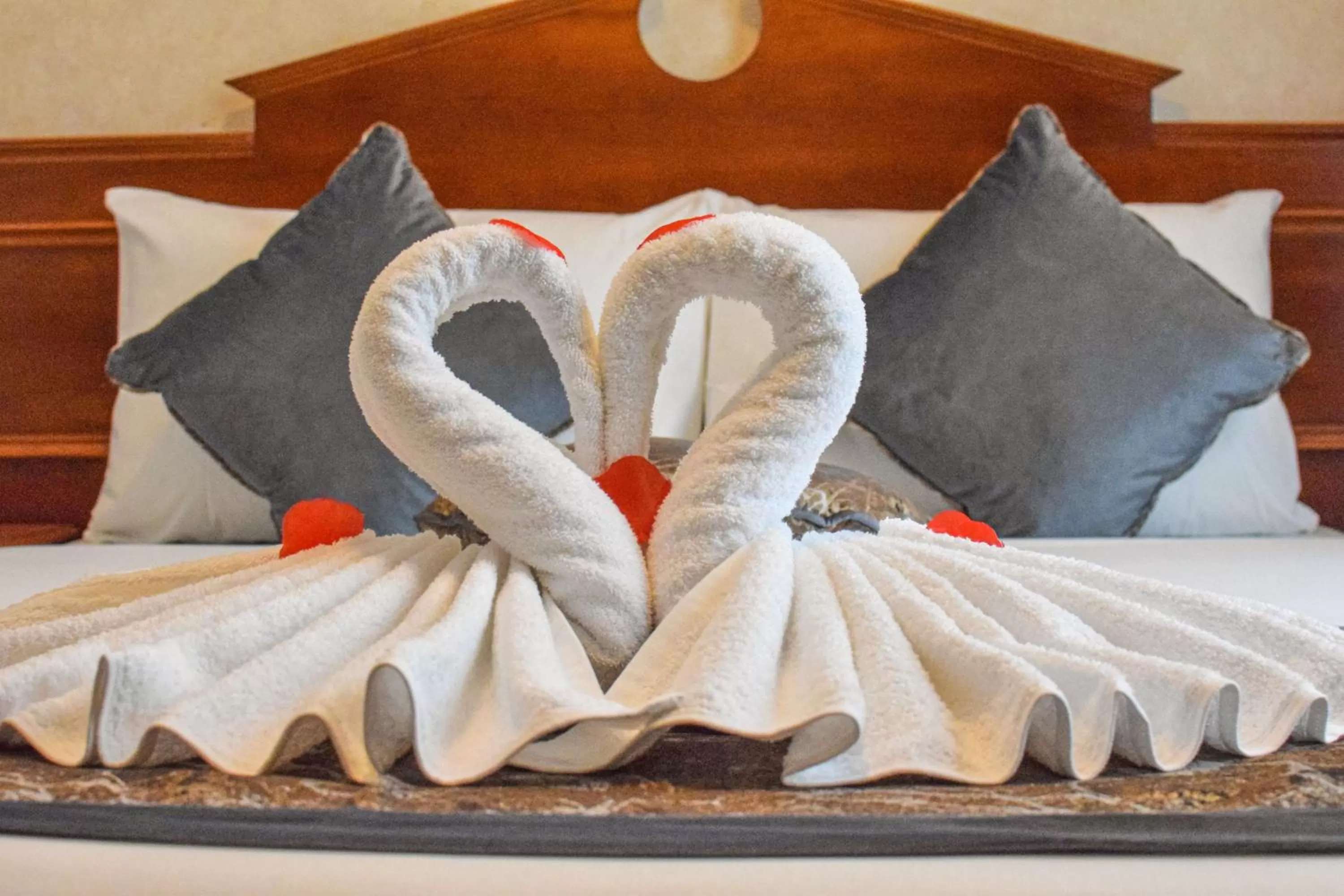 Bed in Pembridge Palace Hotel