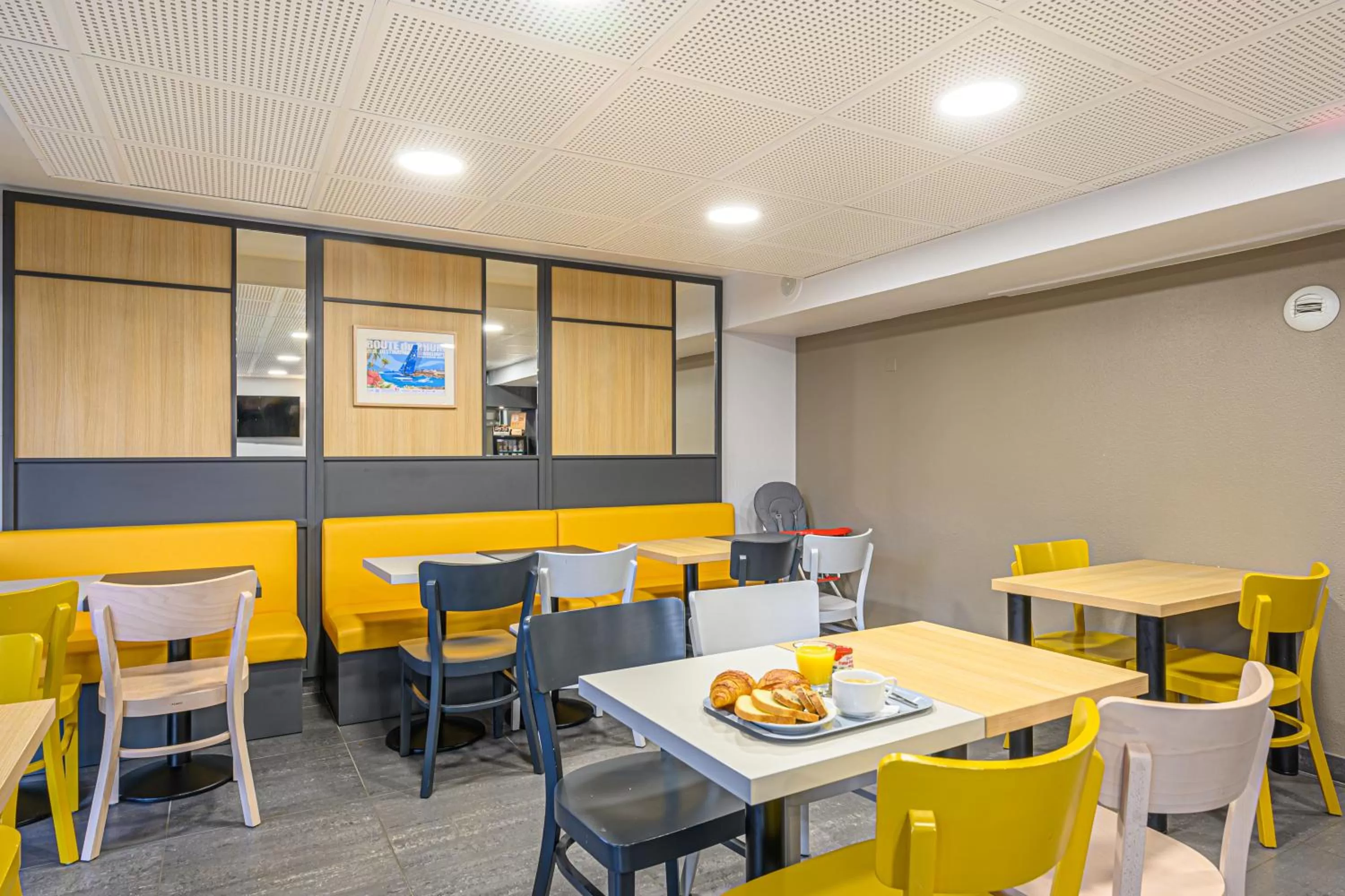 Buffet breakfast in B&B HOTEL Vannes Est Golfe du Morbihan