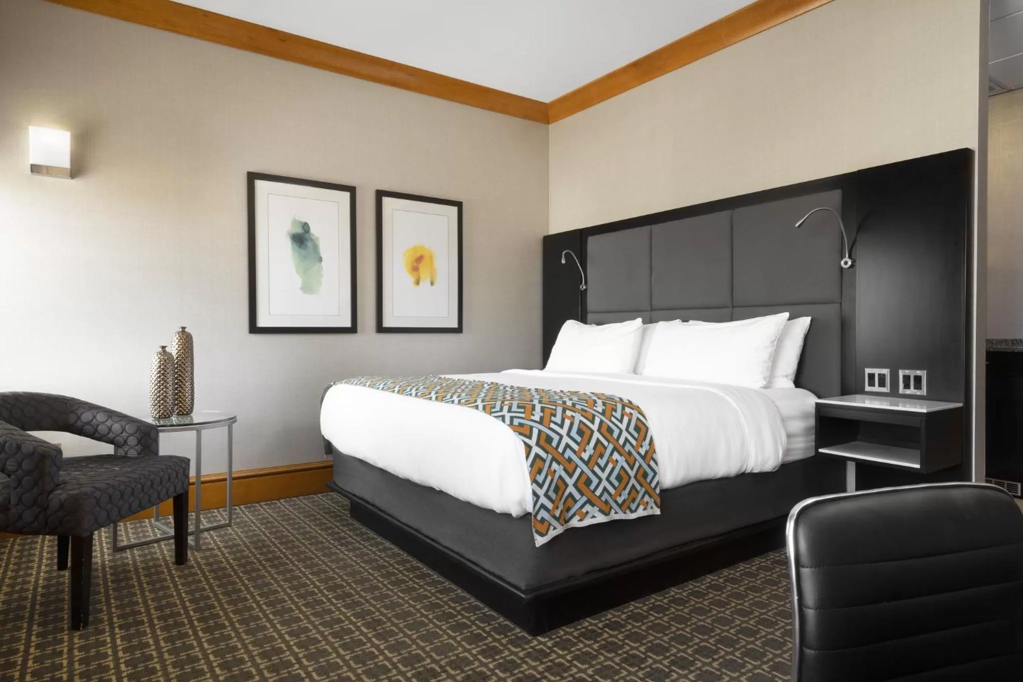 Photo of the whole room, Bed in voco The Tiger Hotel, Columbia, MO by IHG