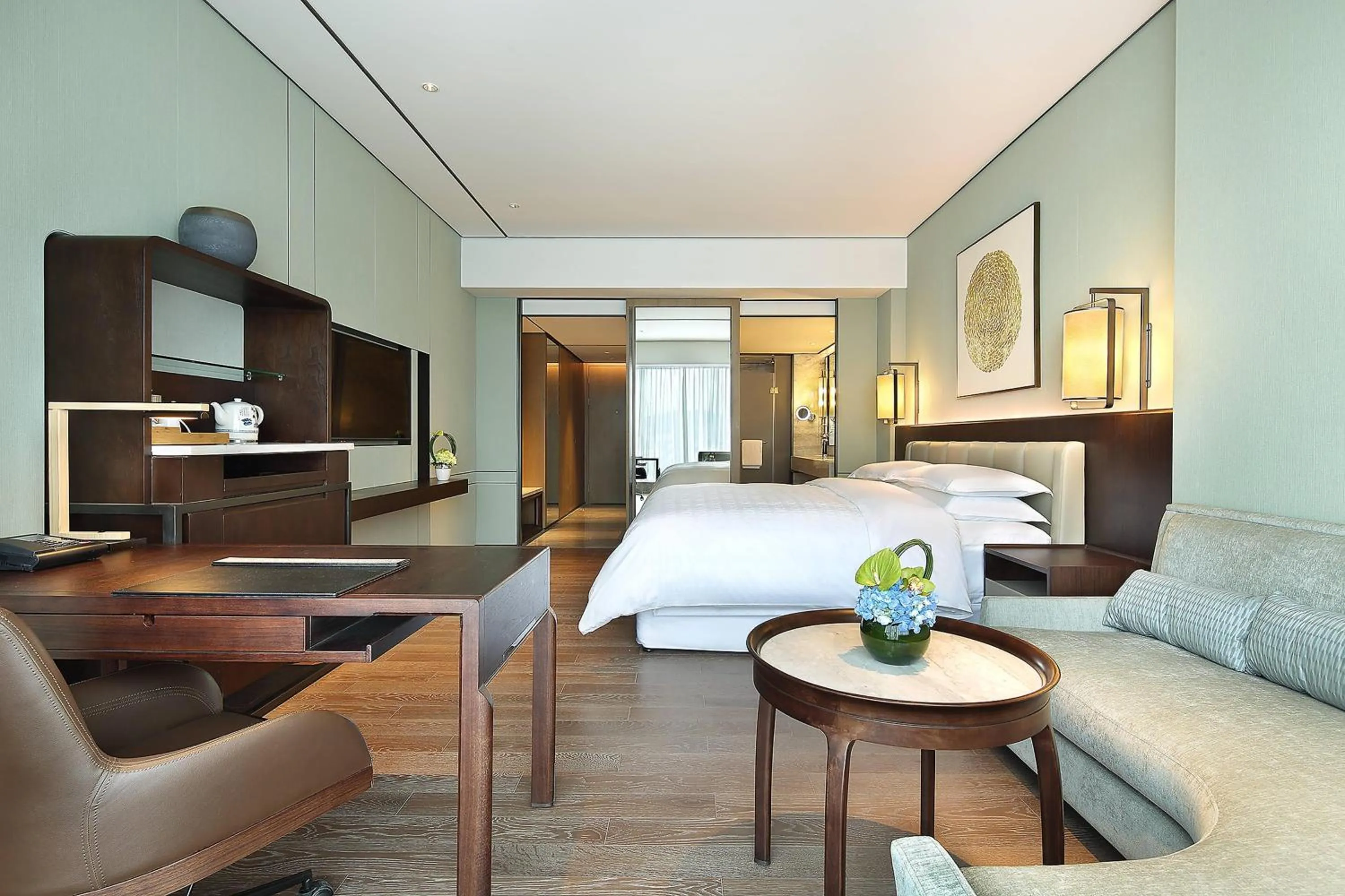 Photo of the whole room, Bed in Sheraton Grand Hangzhou Binjiang Hotel