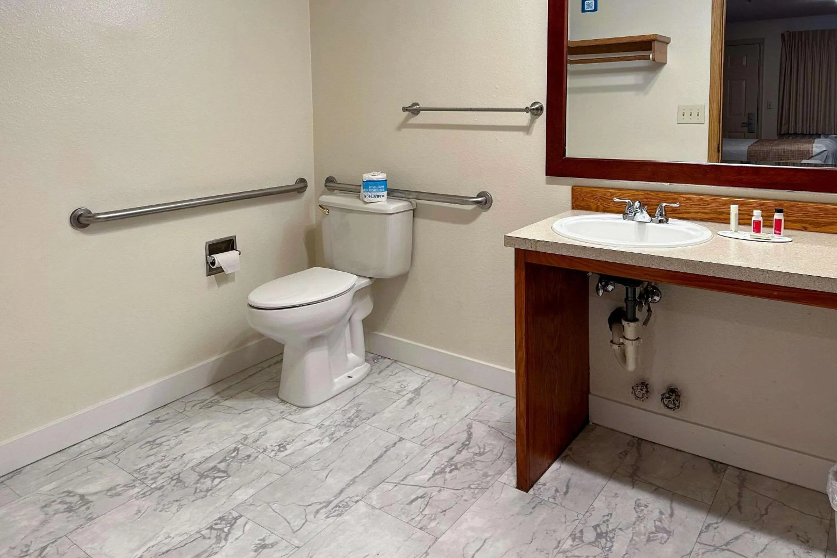 Bedroom in Econo Lodge Edmonds North Seattle