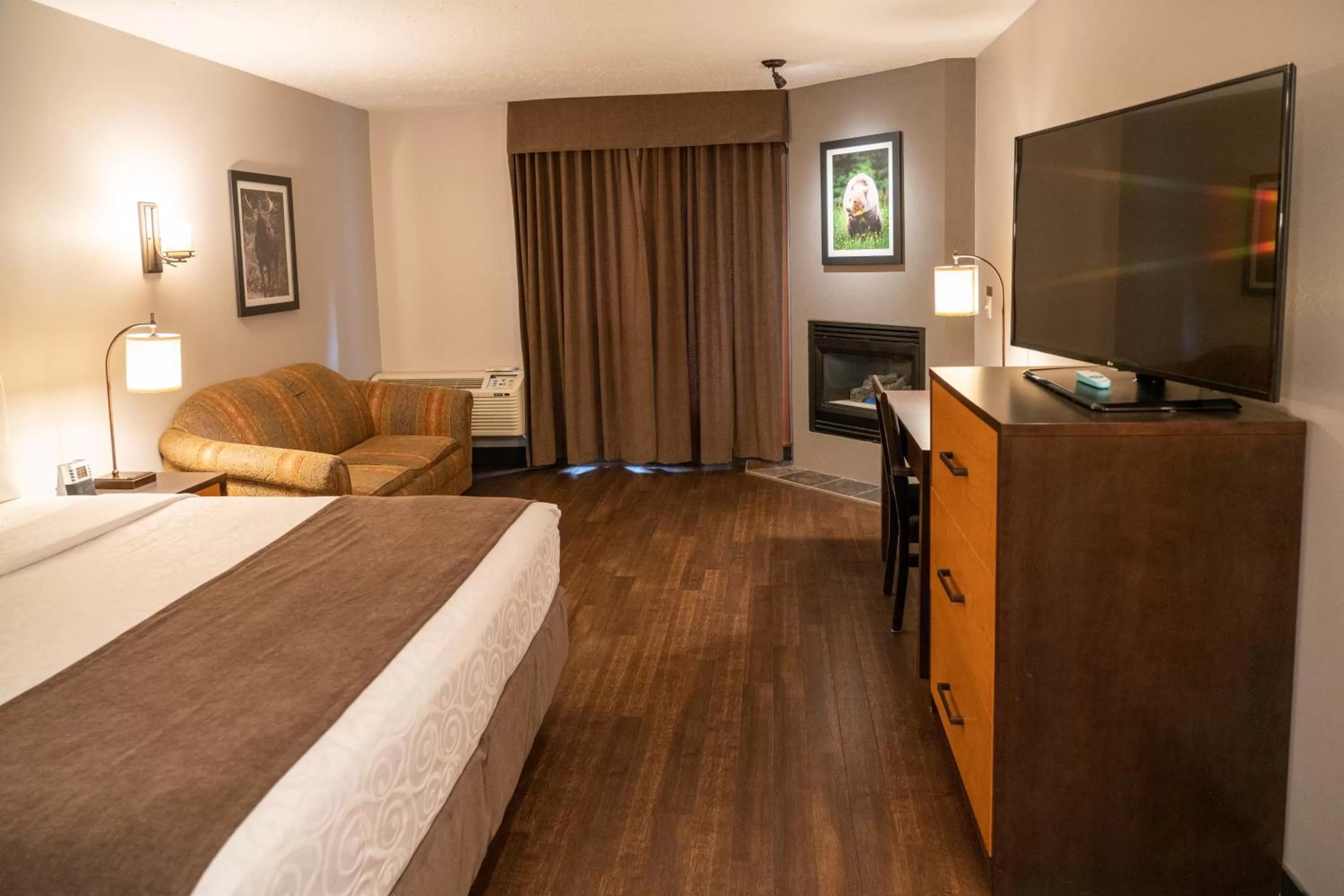 Photo of the whole room, Bed in Pocaterra Inn & Waterslide