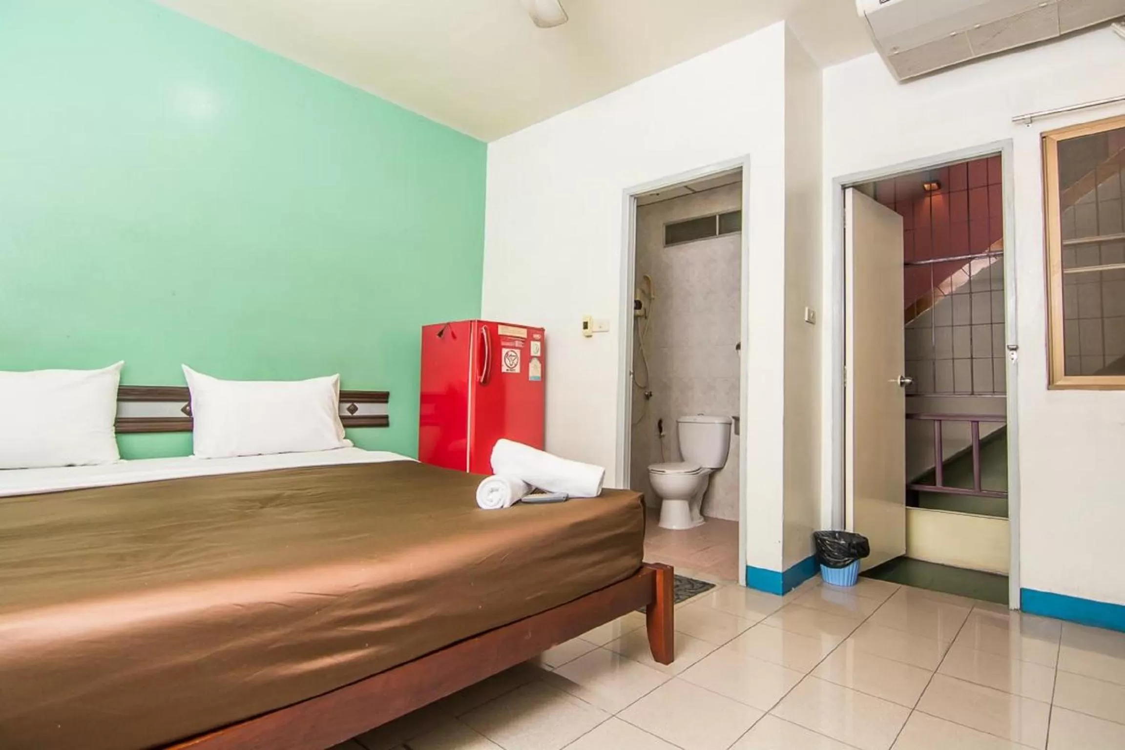 Photo of the whole room, Bed in Sutus Court 5