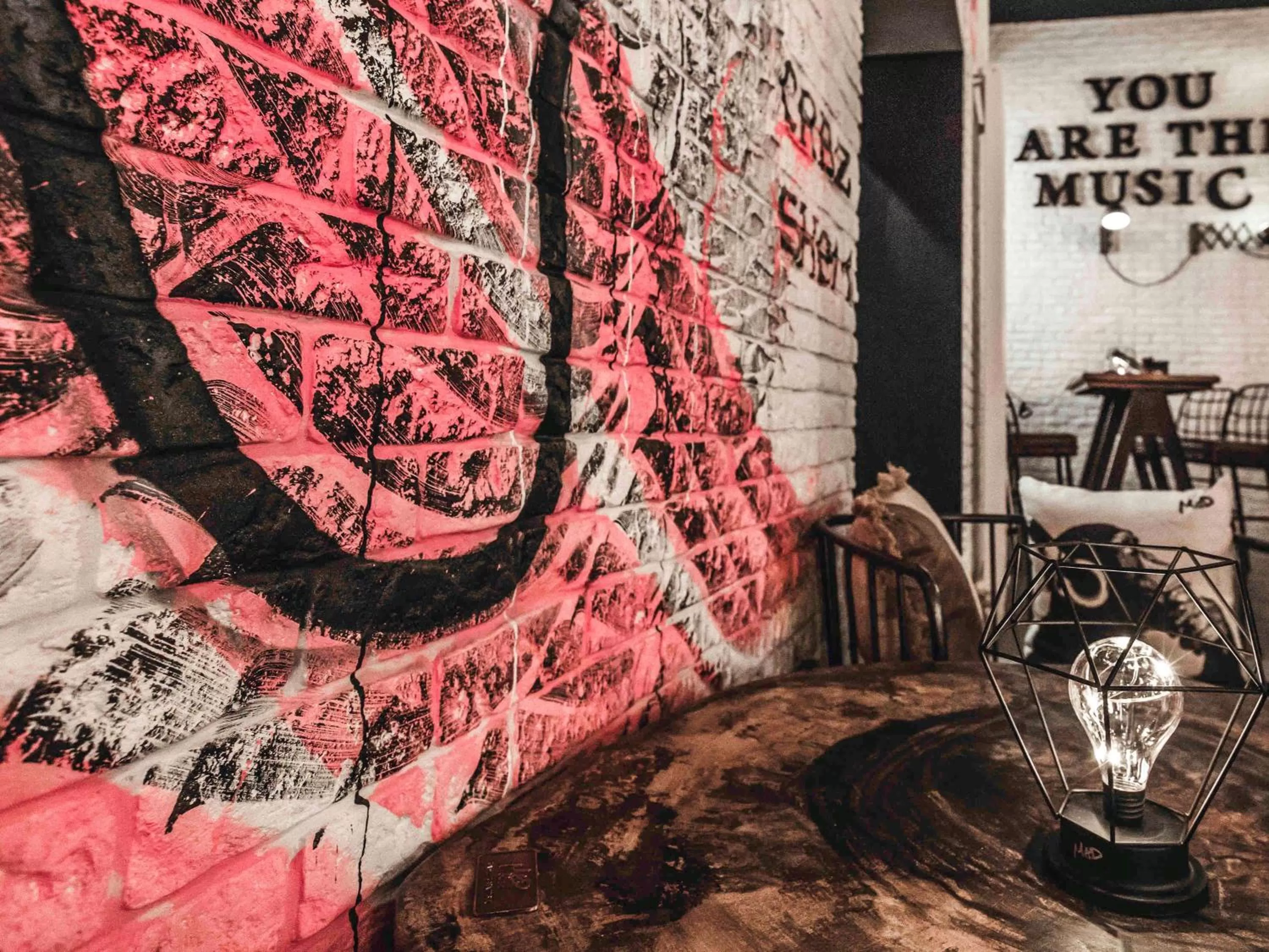 Restaurant/places to eat in ibis Styles Lausanne Center MadHouse