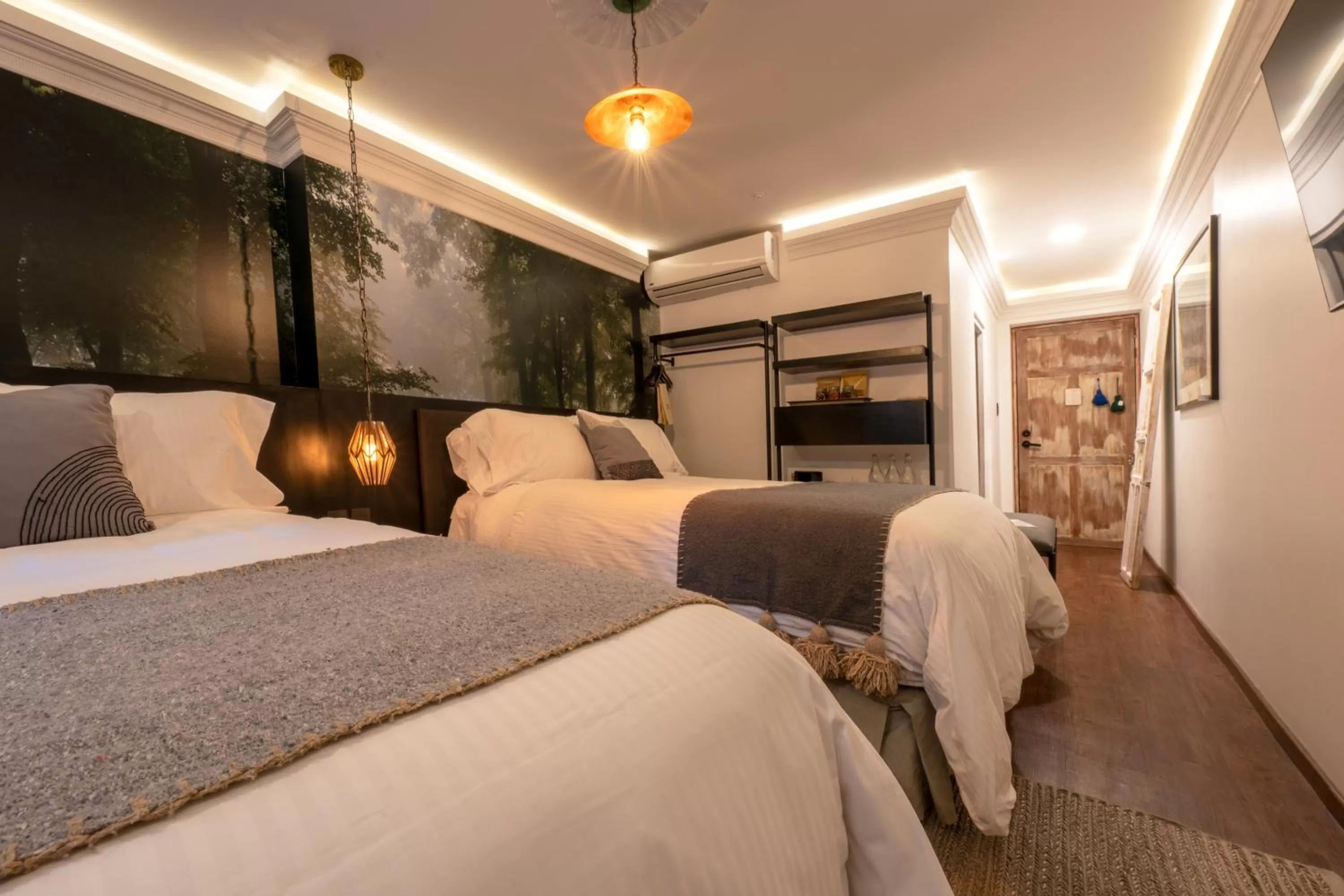 Photo of the whole room, Bed in Orchid House Mexico City