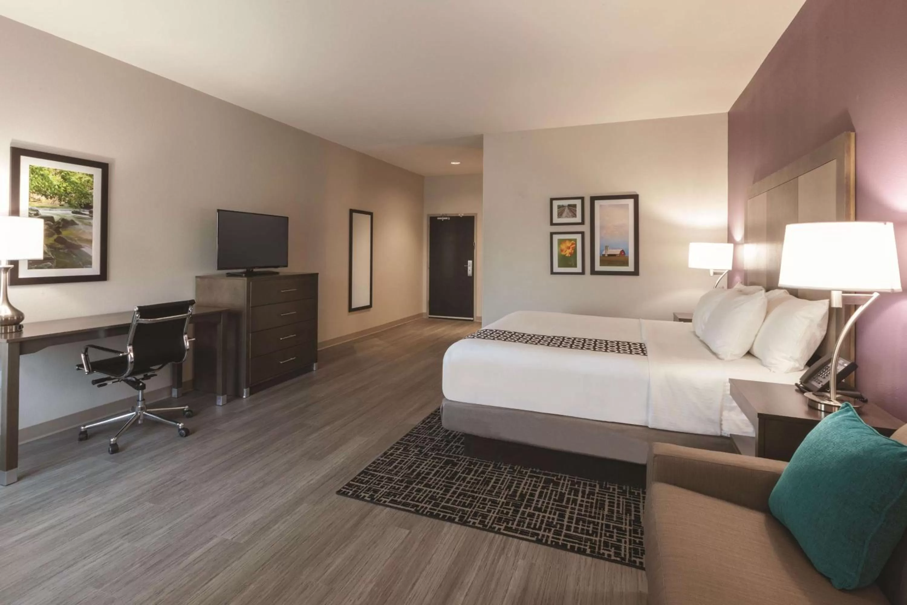 Photo of the whole room, Bed in La Quinta by Wyndham Terre Haute