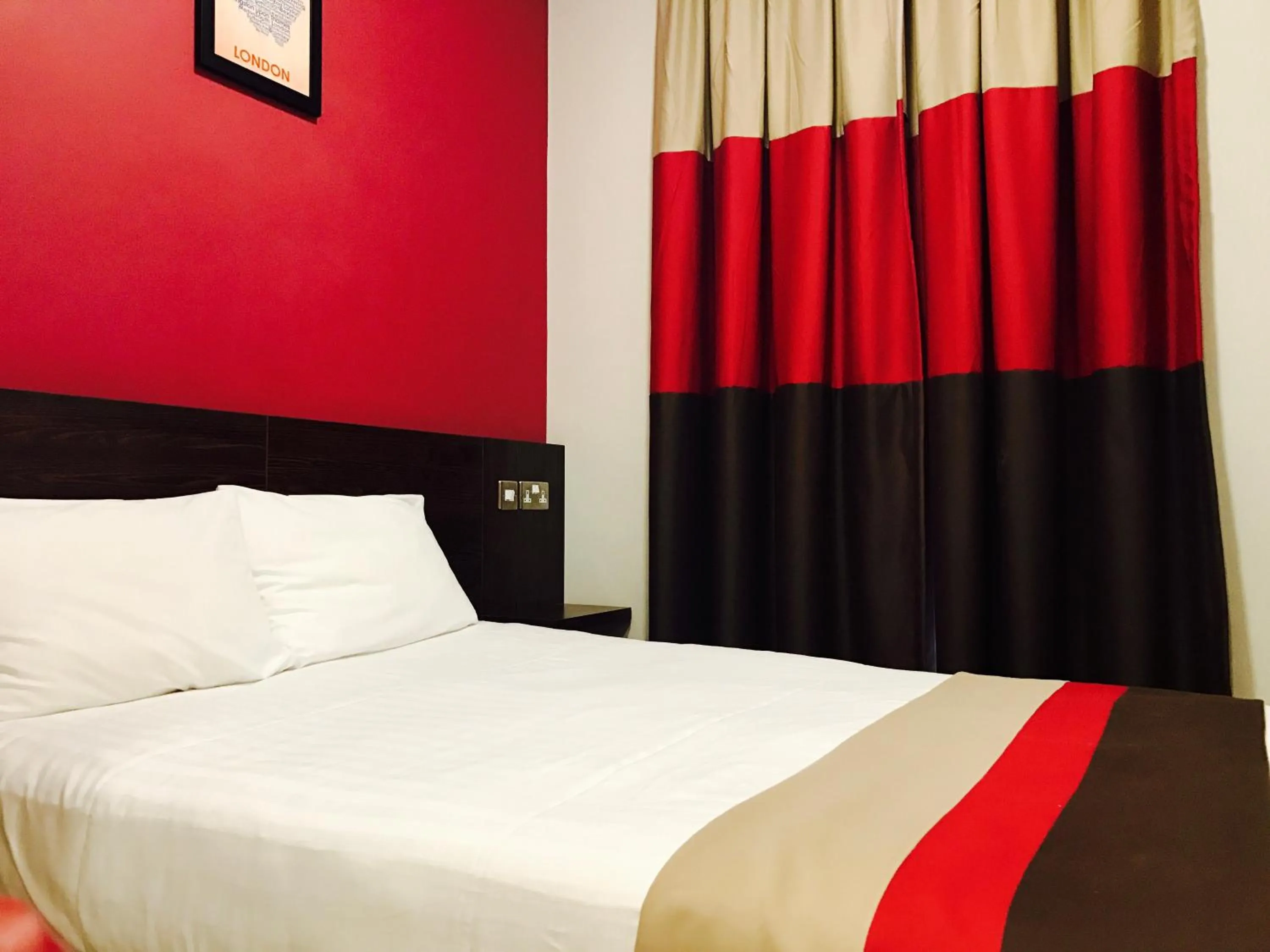 Bedroom, Bed in Royal Cambridge Hotel