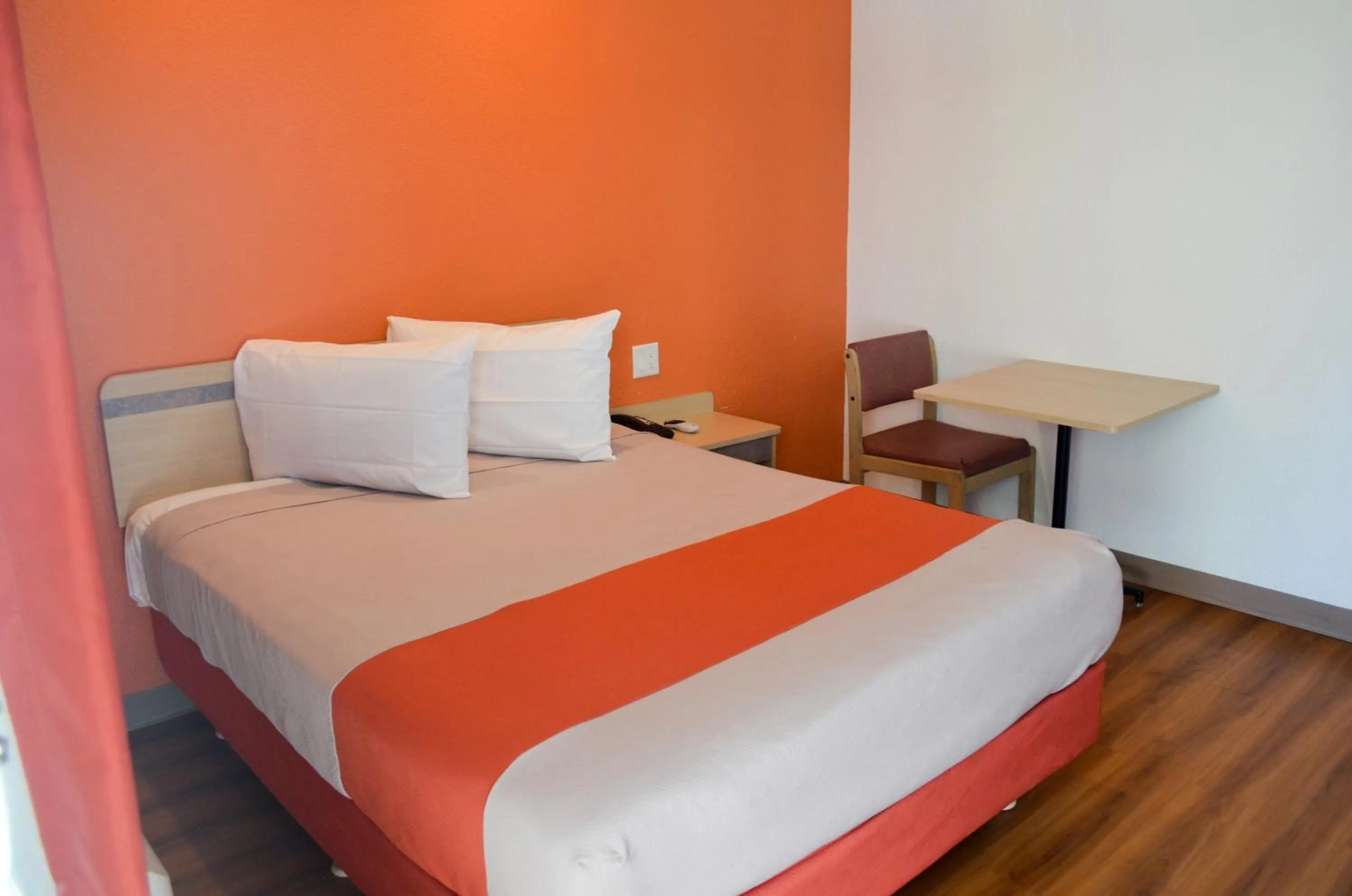 Bed in Motel 6 Lost Hills / Buttonwillow Racetrack