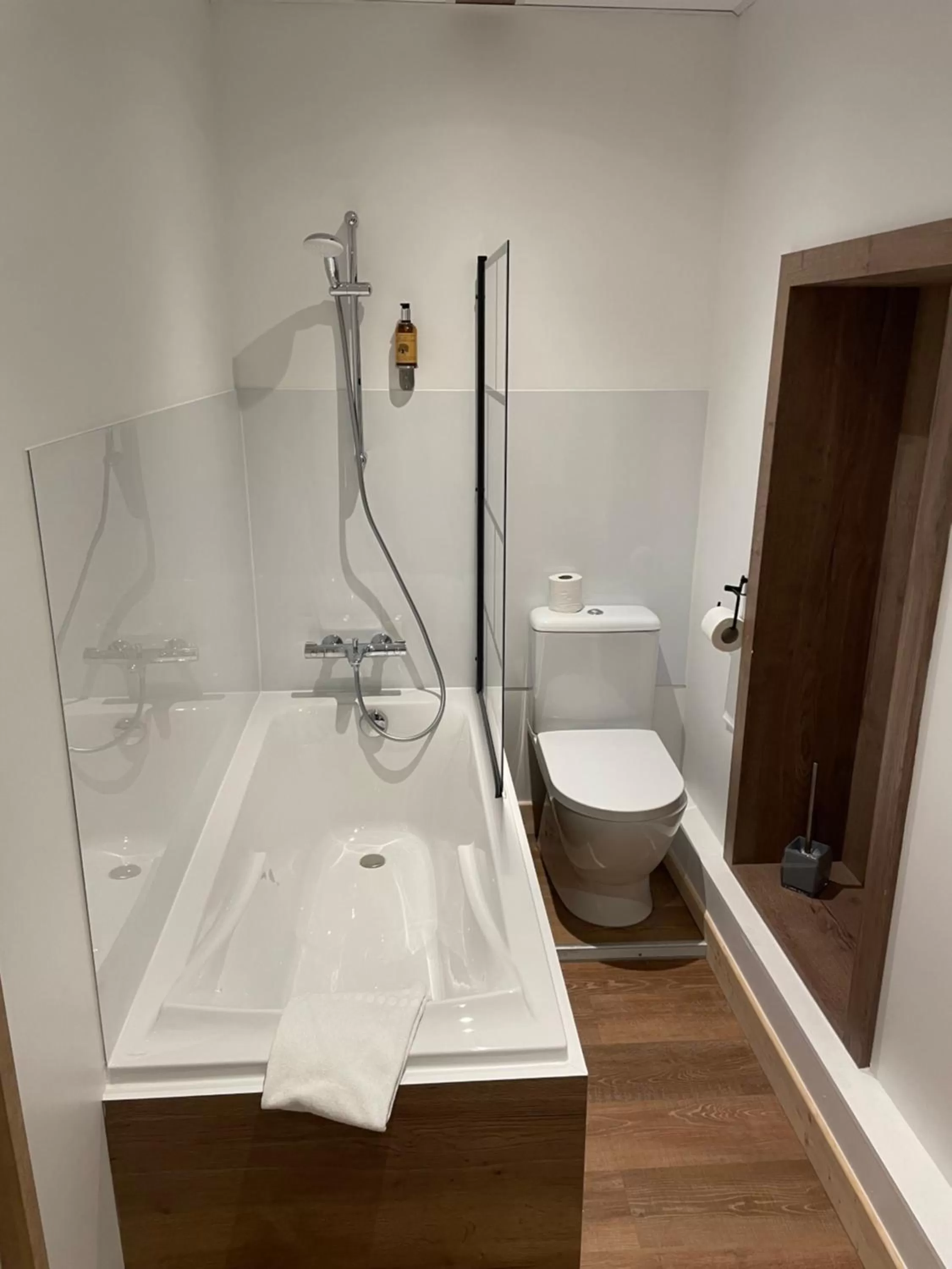 Bathroom in Hôtel & Restaurant Le Patio VICHY