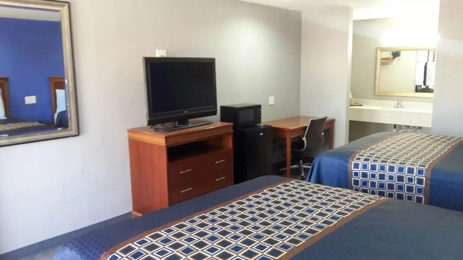 TV and multimedia, Bed in Paris Inn and Suites